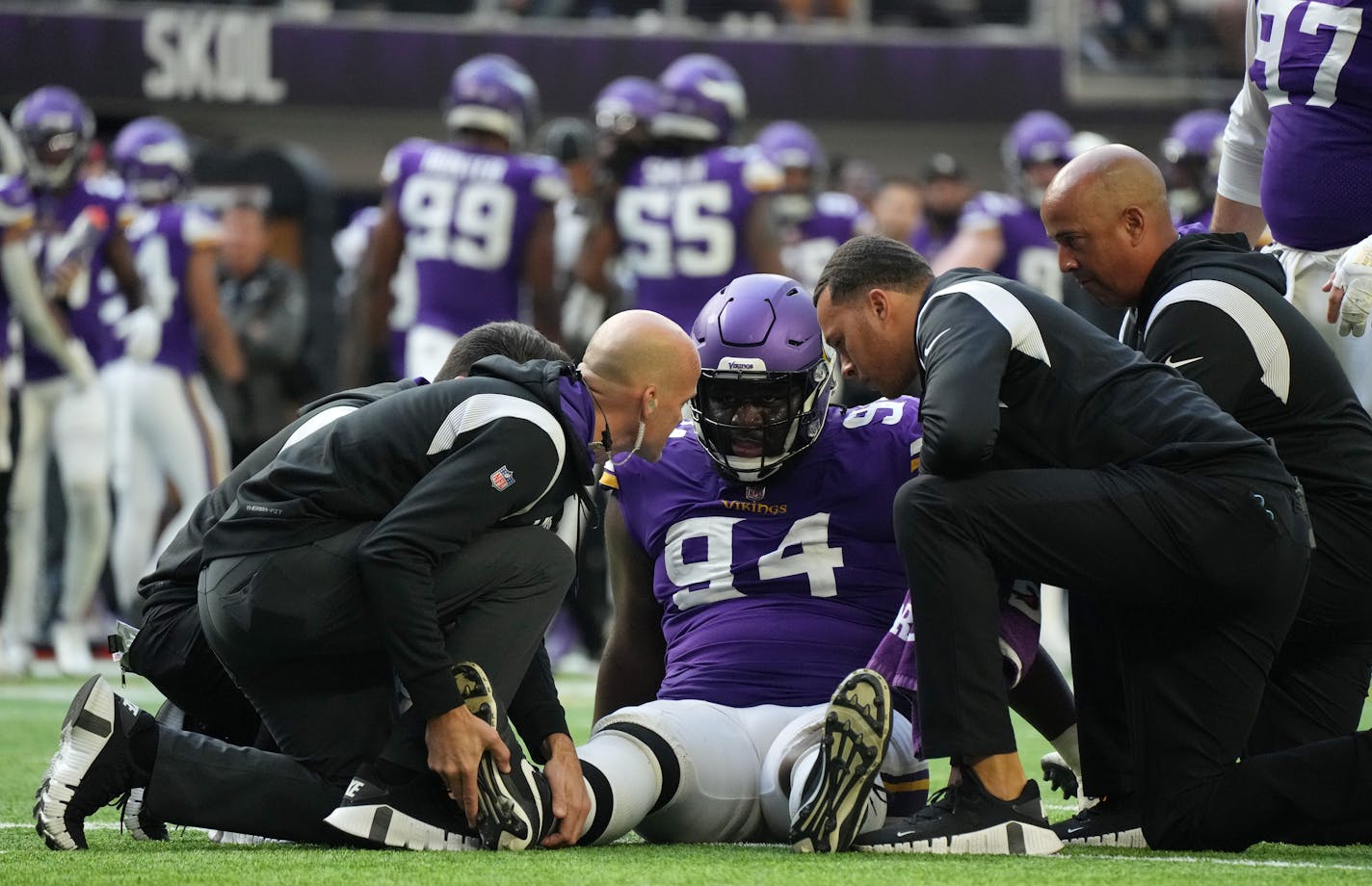 Dalvin Tomlinson is helped by trainers after going down with an injury late in the third quarter of an NFL game between the Minnesota Vikings and the Arizona Cardinals Sunday, Oct. 30, 2022 at U.S. Bank Stadium in Minneapolis. ] ANTHONY SOUFFLE • anthony.souffle@startribune.com