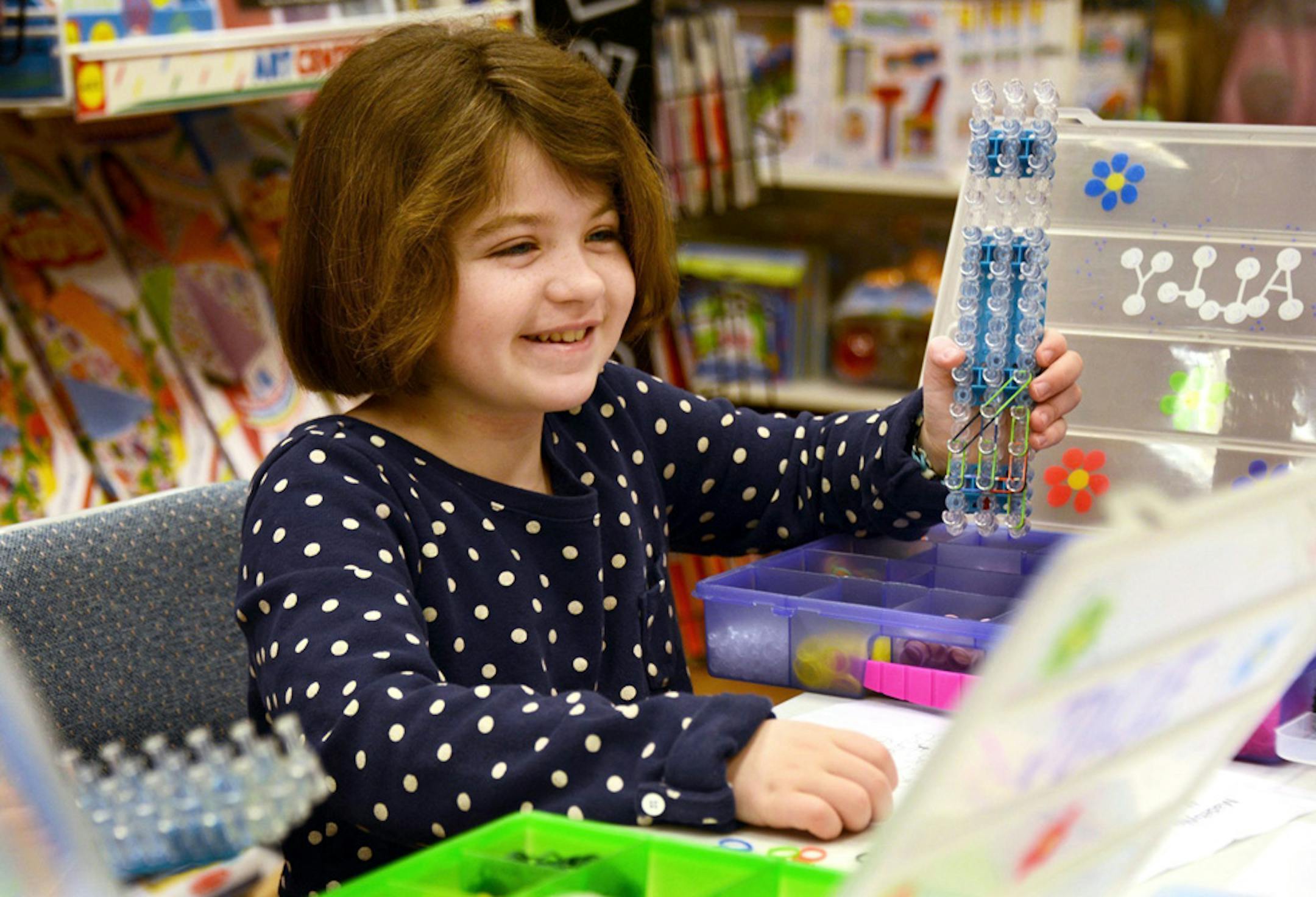 Ally Aufman, teaches a class on Rainbow Loom bracelets at the Learning Express in Cranberry, Pa. Ally, 9, has an active YouTube channel on making the bracelets. (Robin Rombach/Pittsburgh Post-Gazette/MCT) ORG XMIT: 1150059