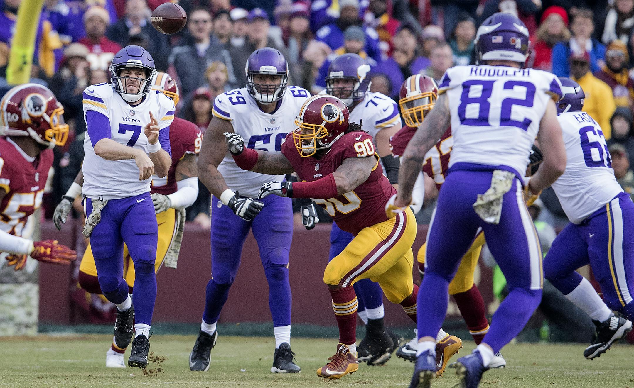 Vikings quarterback Case Keenum threw a pass for a first down to Kyle Rudolph (82) in the fourth quarter.