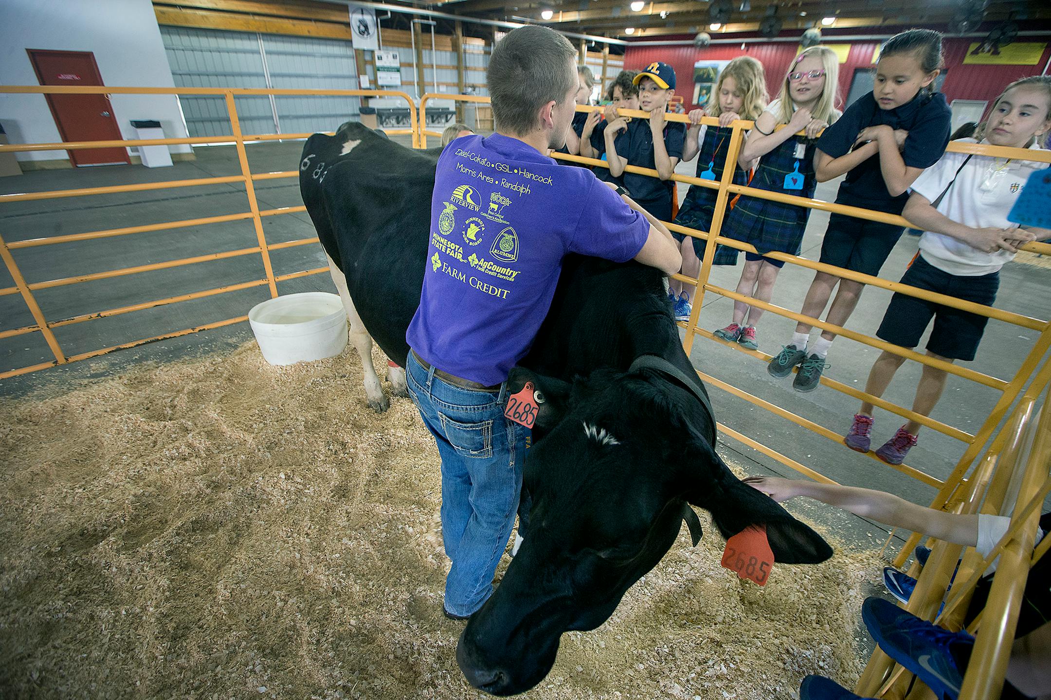 An FFA student educated third-graders at the Minnesota State Fair.
