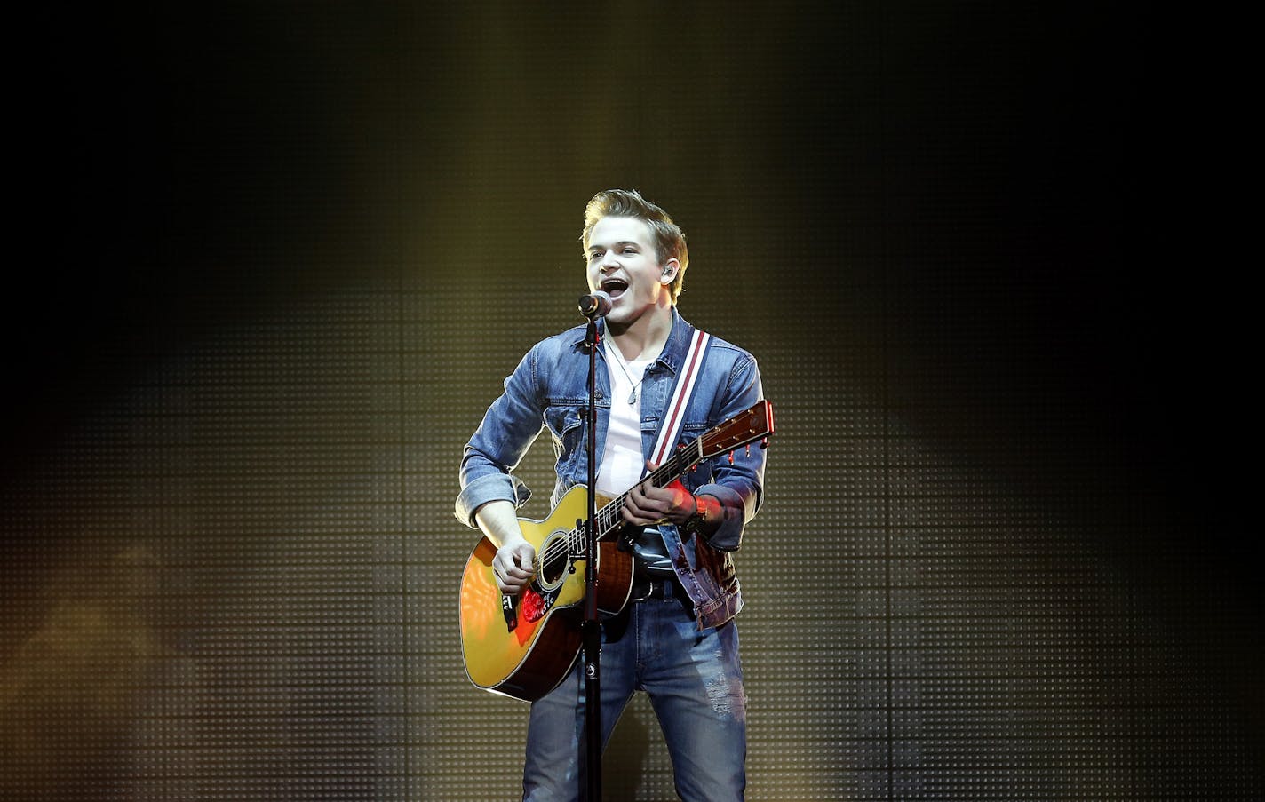 Hayes brought his pop-as-country Let's Be Crazy Tour to screaming fans at the Orpheum.