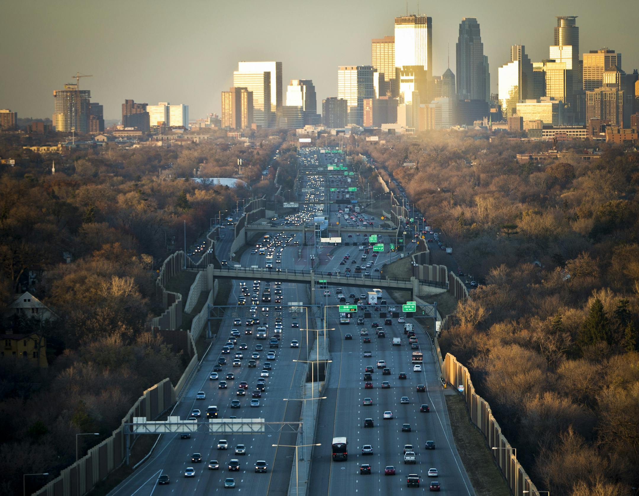 I-35W south of Minneapolis, Minn., on Wednesday, November 13, 2013 in Minneapolis, Minn. ] RENEE JONES SCHNEIDER &#x201a;&#xc4;&#xa2; reneejones@startribune.com
