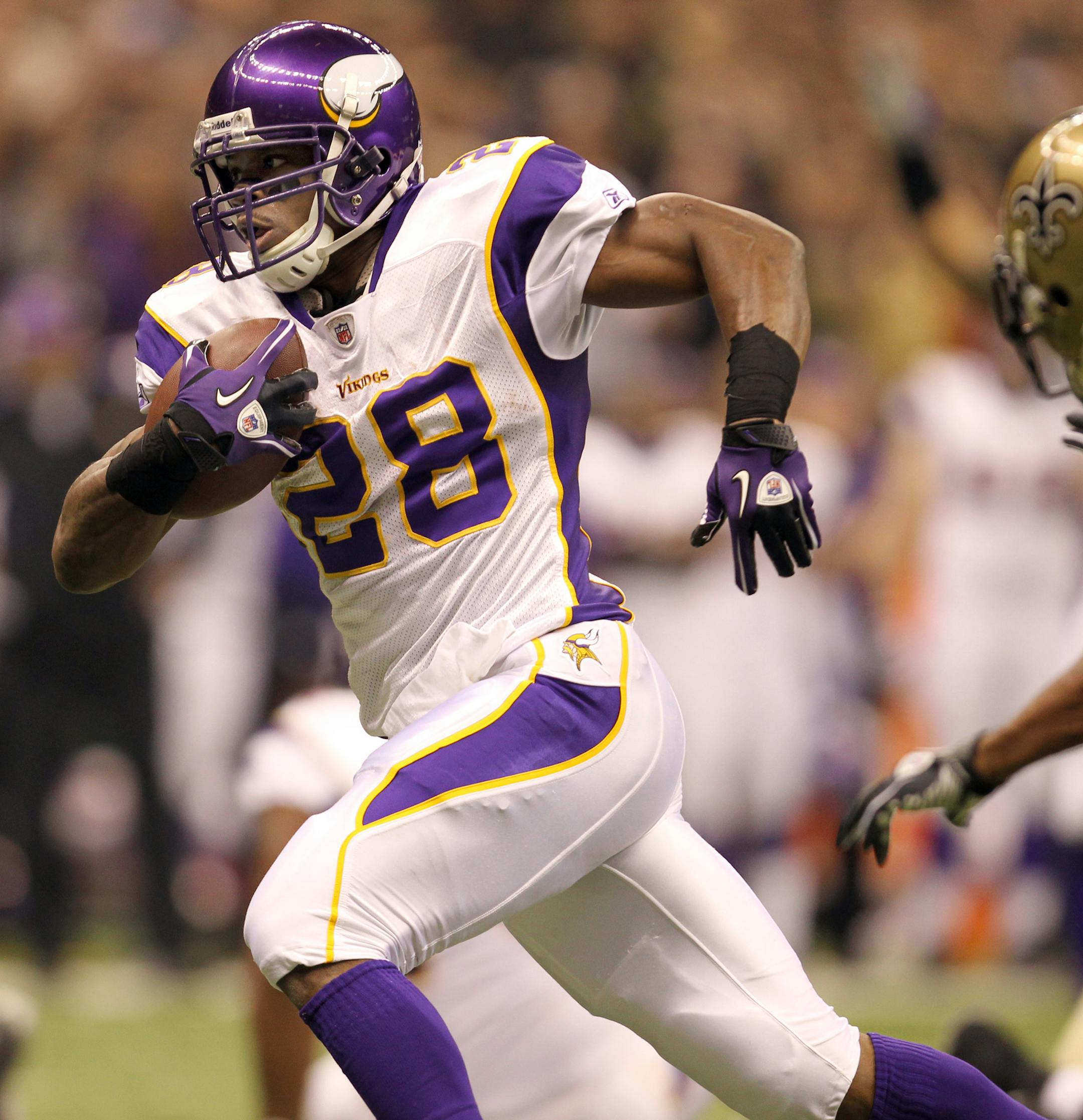 CARLOS GONZALEZ • cgonzalez@startribune.com January 24, 2010 ◊ New Orleans, LA ◊ Louisiana Superdome ◊ NFL ◊ NFC Championship Game ◊ Minnesota Vikings vs. New Orleans Saints ] Minnesota Vikings running back Adrian Peterson (28) ran in for a 19-yard touchdown in the first quarter. ORG XMIT: MIN2014092019083573