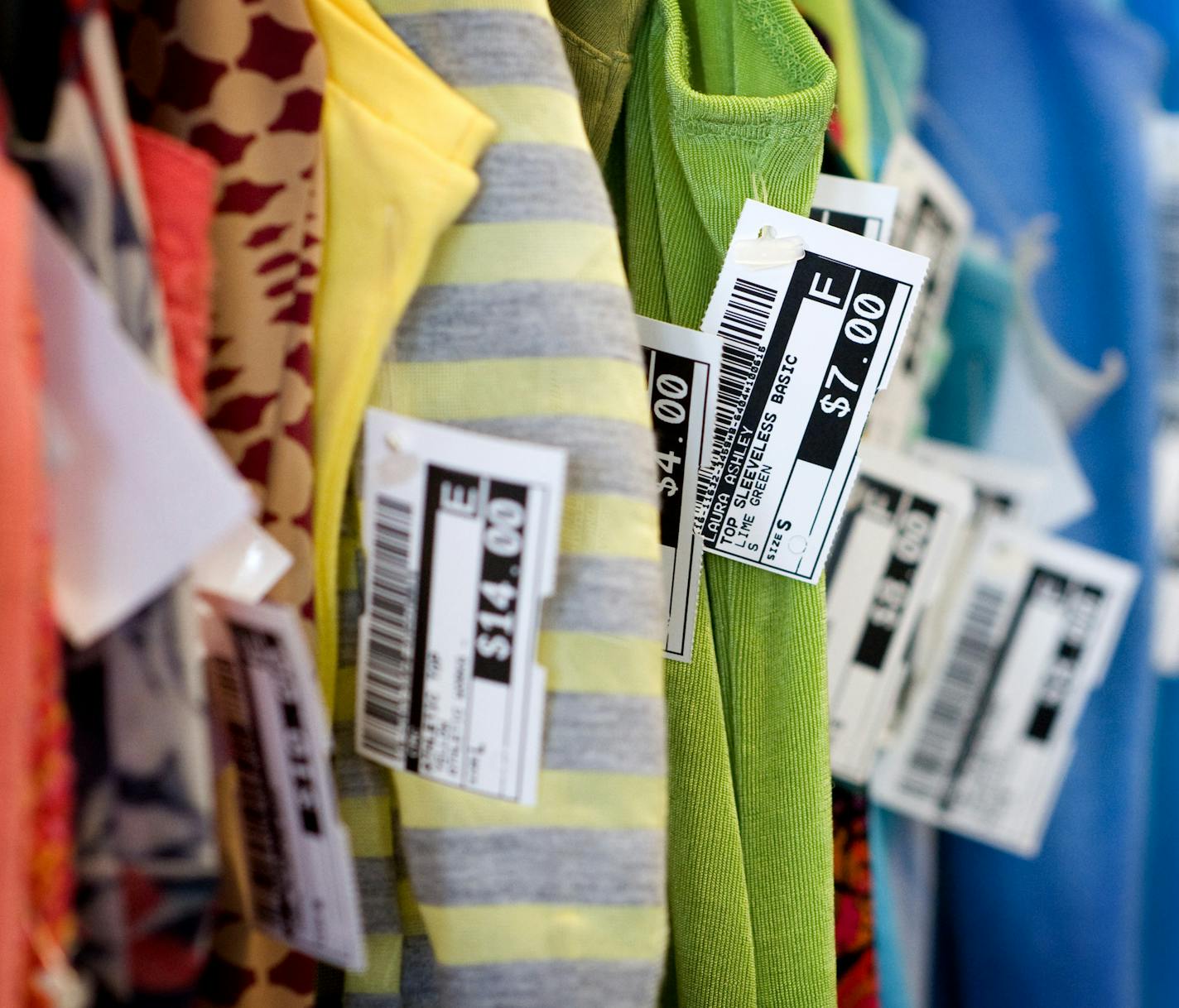 GLEN STUBBE &#x2022; gstubbe@startribune.com -- Monday, June 28, 2010 -- Edina, Minn. -- ] Designer clothes and shoes at Clothes Mentor in Edina. ORG XMIT: MIN2013011814575621 ORG XMIT: MIN1301181923030261