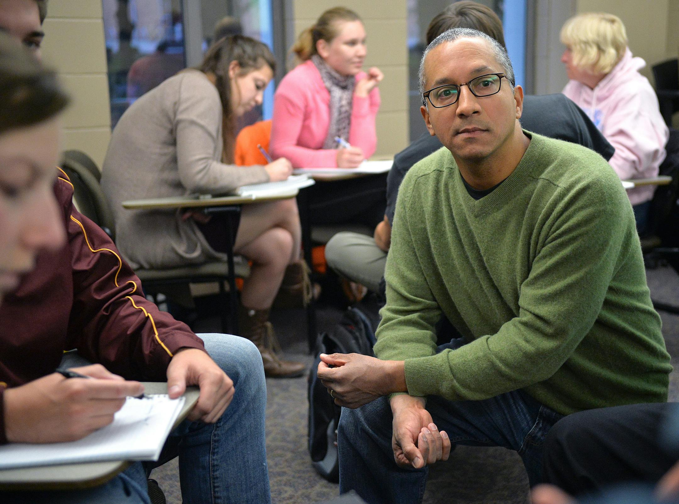 Professor David Pellow speaks with students as they discuss class reading in small groups in Sociology 4305: Society and the Environment Wednesday, October 8 at the University of Minnesota's Blegan Hall. Pellow is one of few union activists willing to speak publicly about the organizing effort at the U of M. ] (SPECIAL TO THE STAR TRIBUNE/BRE McGEE) **David Pellow (Sociology professor University of Minnesota)