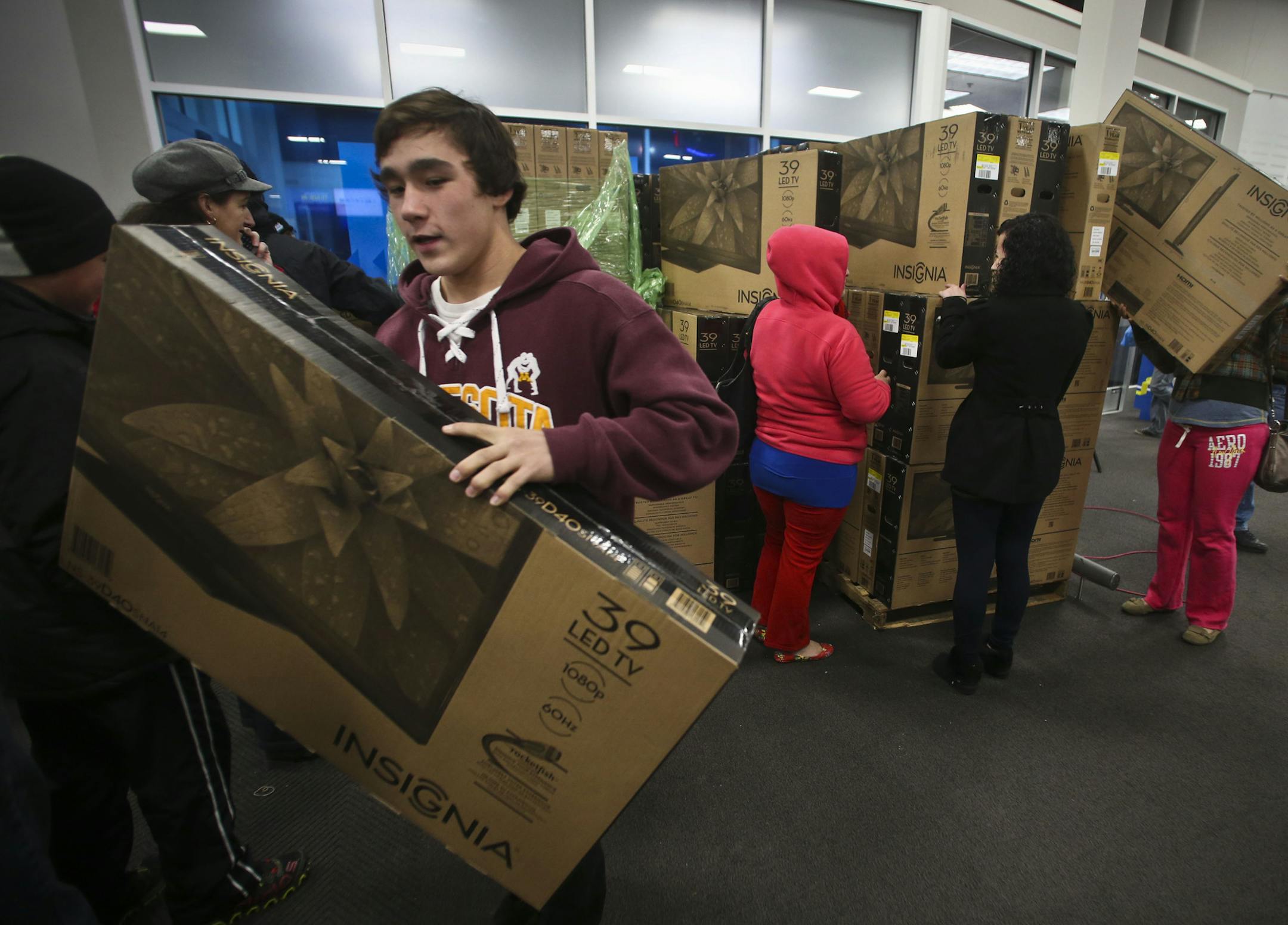 People grabbed LED televisions as the doors opened at 6 p.m. for Black Friday shopping at Best Buy on Thursday, November 28, 2013 in Roseville, Minn. ] RENEE JONES SCHNEIDER • reneejones@startribune.com