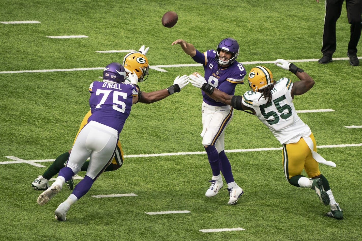 Minnesota Vikings quarterback Kirk Cousins (8) threw an incomplete pass as Green Bay Packers linebacker Za'Darius Smith applied pressure.