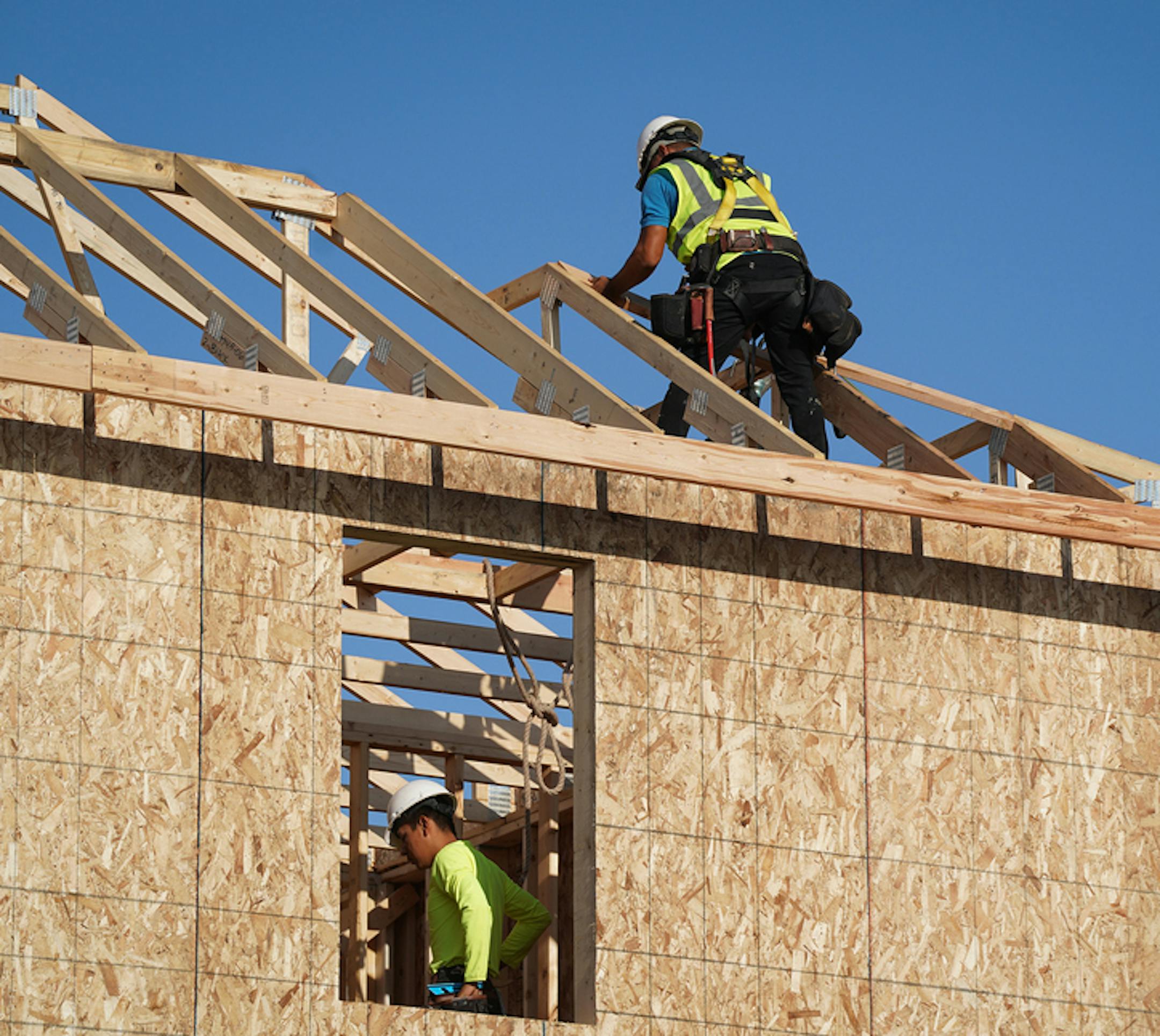 Single family home construction is booming at the Kingston Fields development in Cottage Grove. ] Shari L. Gross ¥ shari.gross@startribune.com Over the summer months, Woodbury and Cottage Grove have held their spots on the list of top areas for single-family homebuilding. A look at where those new houses are going up (south part of Woodbury, north end of Cottage Grove) proves the cities are rapidly growing toward each other. That's prompting both cities to consider how they can maintain their di