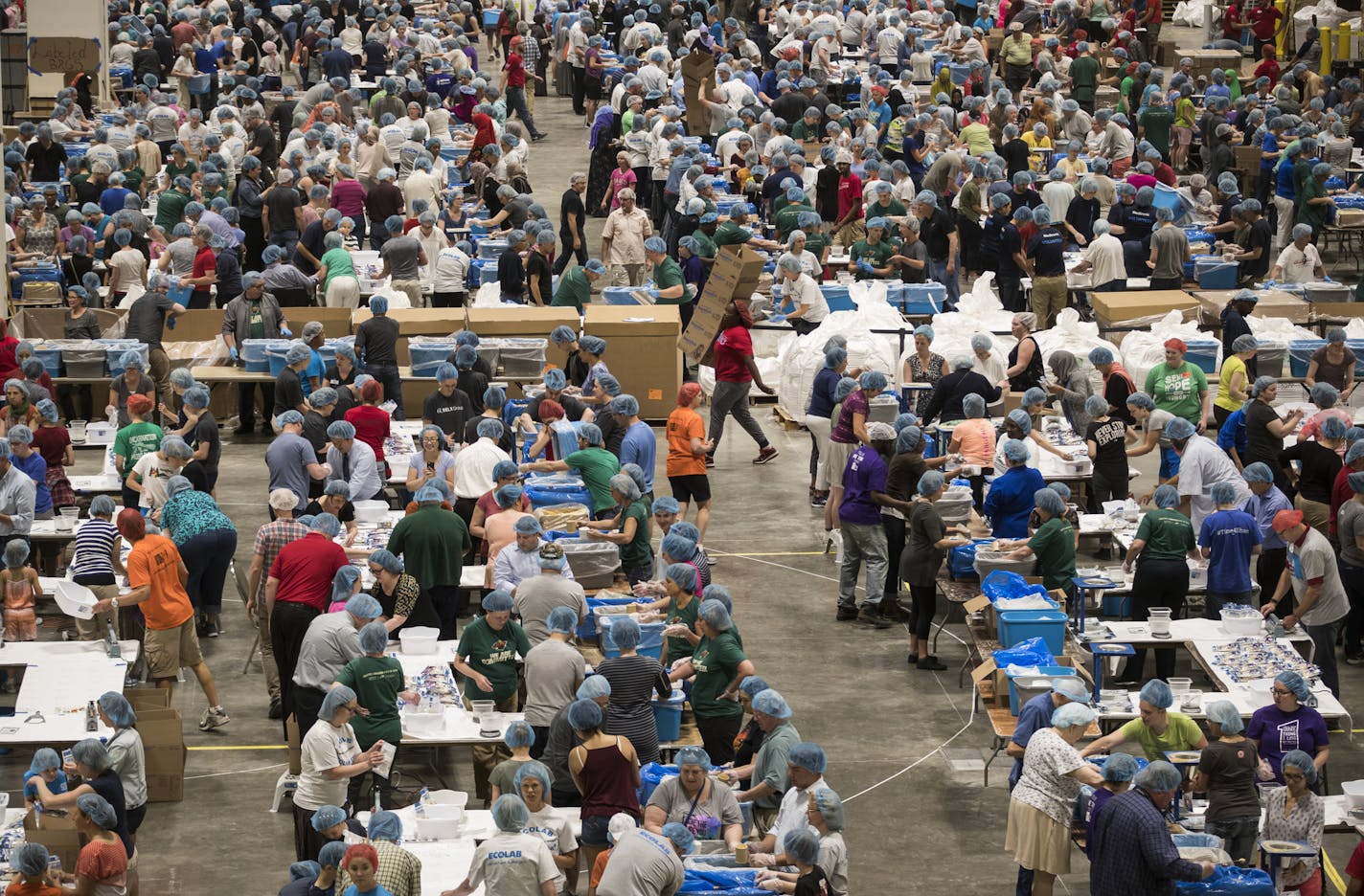 Hundred of people gathered for one of three packing sessions for Feed My Starving Children organized to help Somalia, at the RiverCentre in St. Paul, Minn., on Monday, June 5, 2017. Feed My Starving Children, a Minnesota-based nonprofit, rallied volunteers this weekend and today to raise funds to fight a looming famine in Somalia. This is the largest meal-packing event in the charity's 30-year history. The target is to pack 6 million meals for Somalia. ] RENEE JONES SCHNEIDER &#x2022; renee.jone