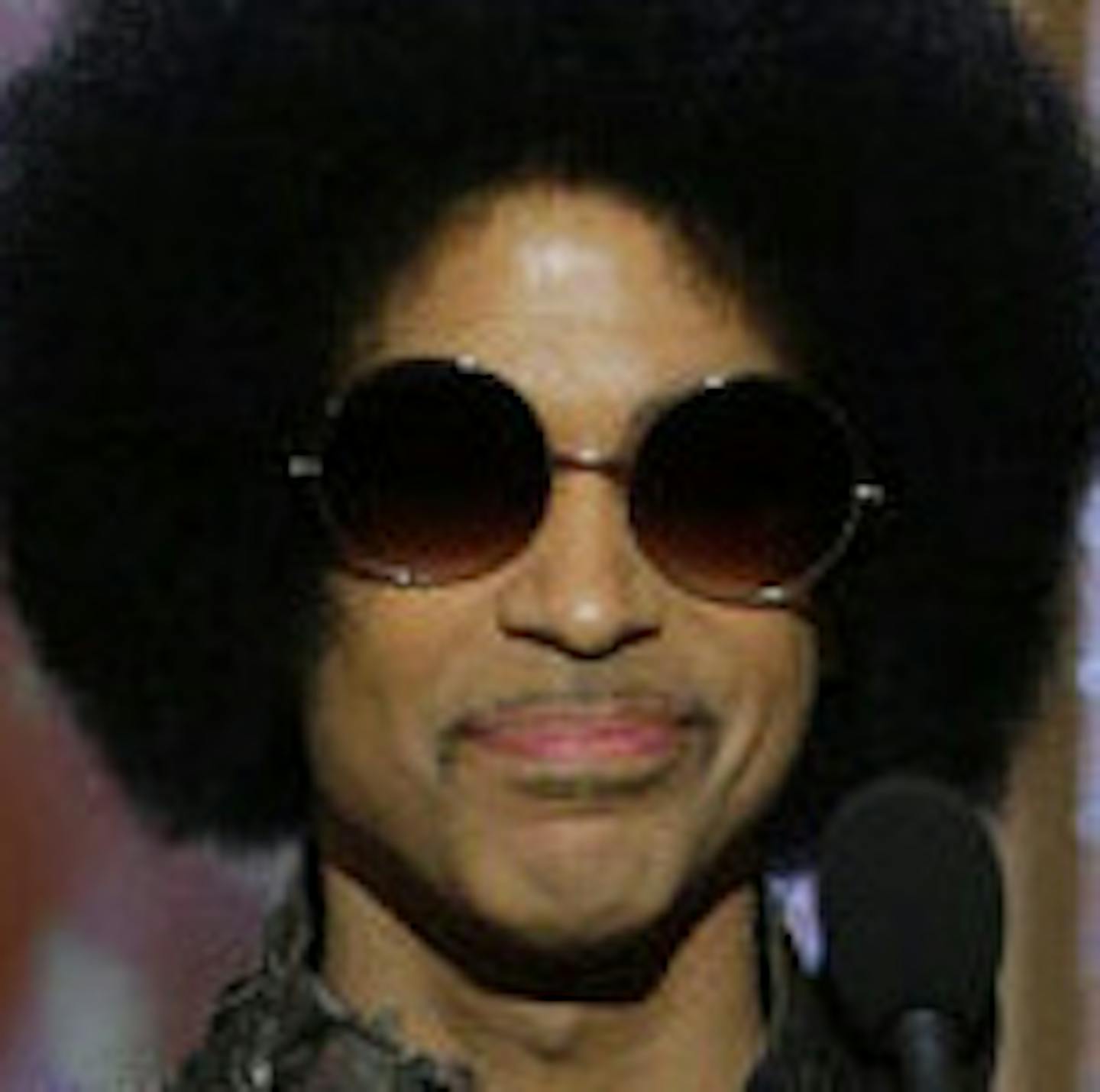 Golden Globes attendees went wild as Prince presented a music award.