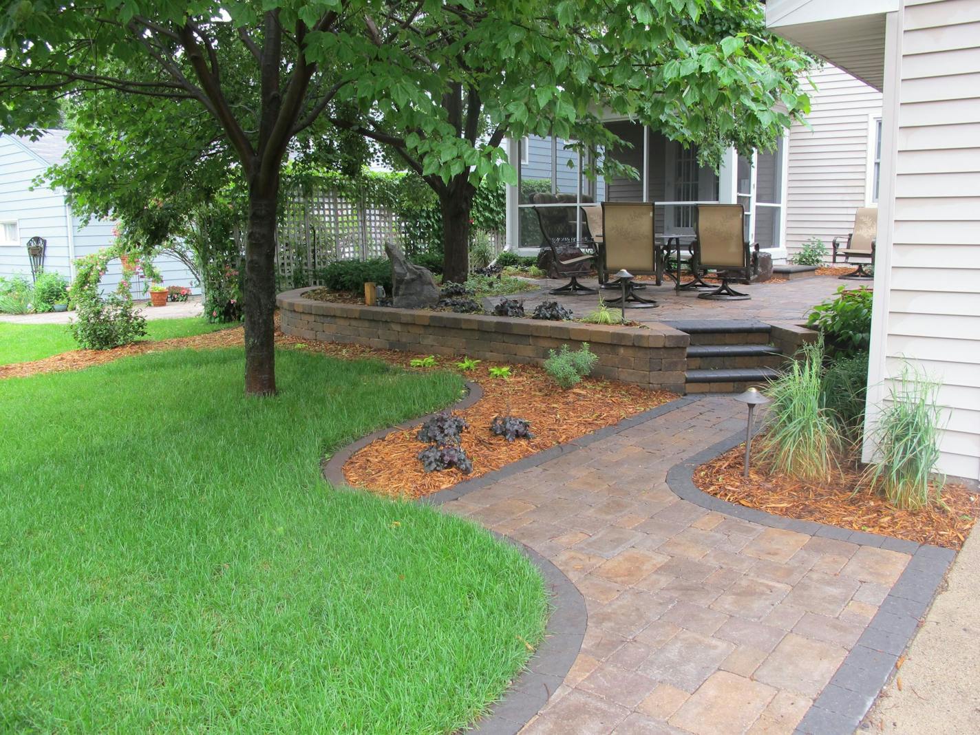 Barebones backyard in northeast Minneapolis is now an inviting outdoor