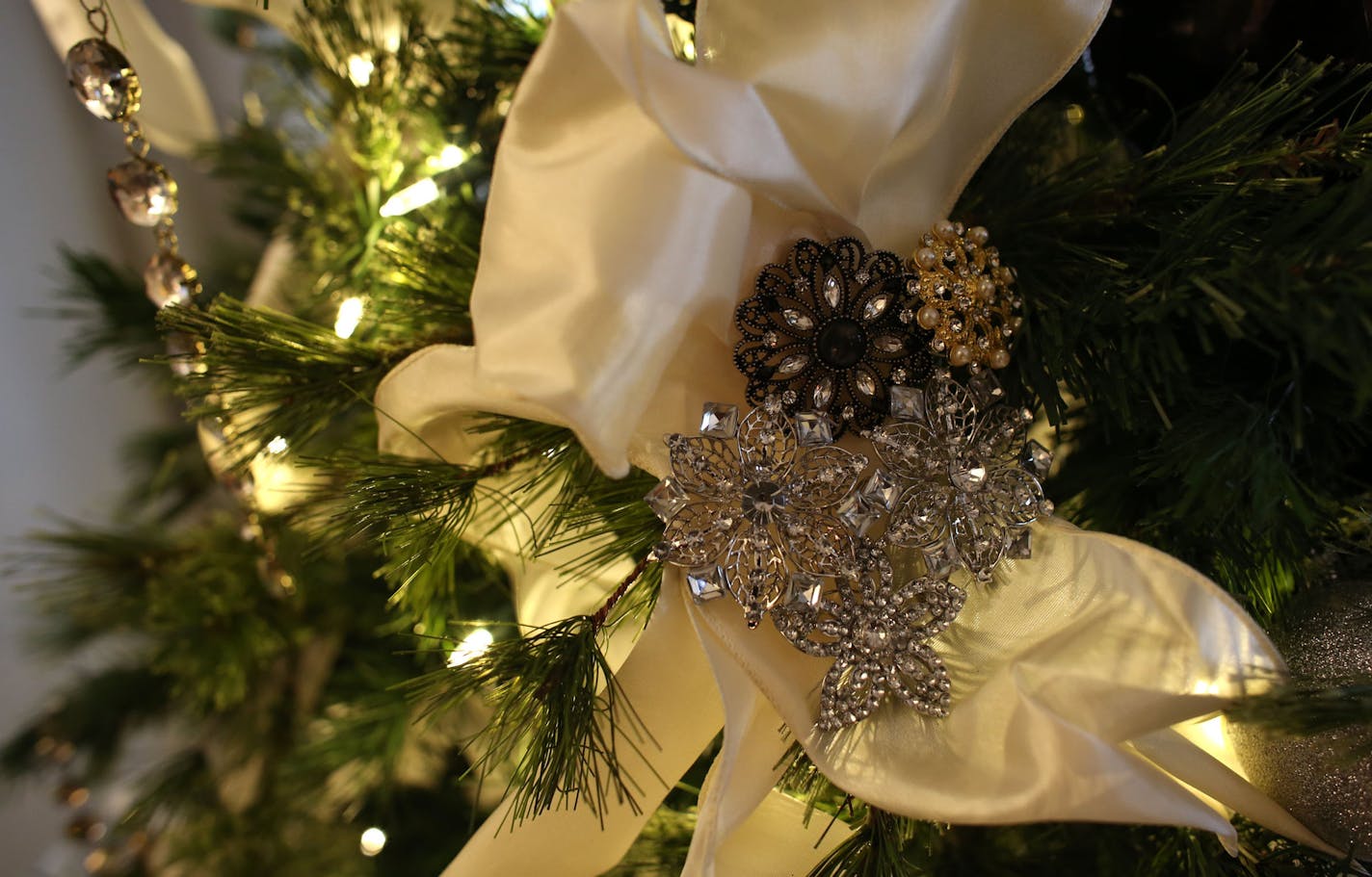 Interior Designer Lisa Peck of Lilu Interiors, decorated her tree with ribbons and costume jewelry keeping the sliver, gold and ivory color scheme in her home in Minneapolis, Thursday, November 20, 2013. ] (KYNDELL HARKNESS/STAR TRIBUNE) kyndell.harkness@startribune.com