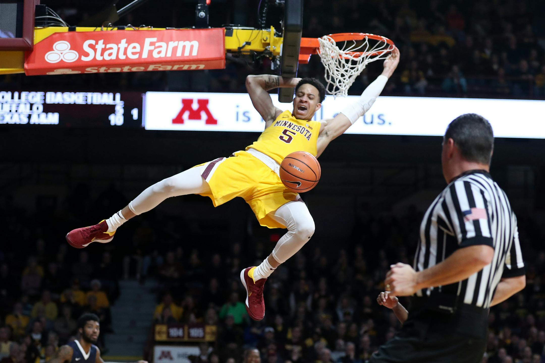 Amir Coffey (5) of the Minnesota Golden Gophers dunks the ball during the second half. ] LEILA NAVIDI ï leila.navidi@startribune.com BACKGROUND INFORMATION: Minnesota Golden Gophers play against the Oral Roberts Golden Eagles at Williams Arena in Minneapolis on Thursday, December 21, 2017.