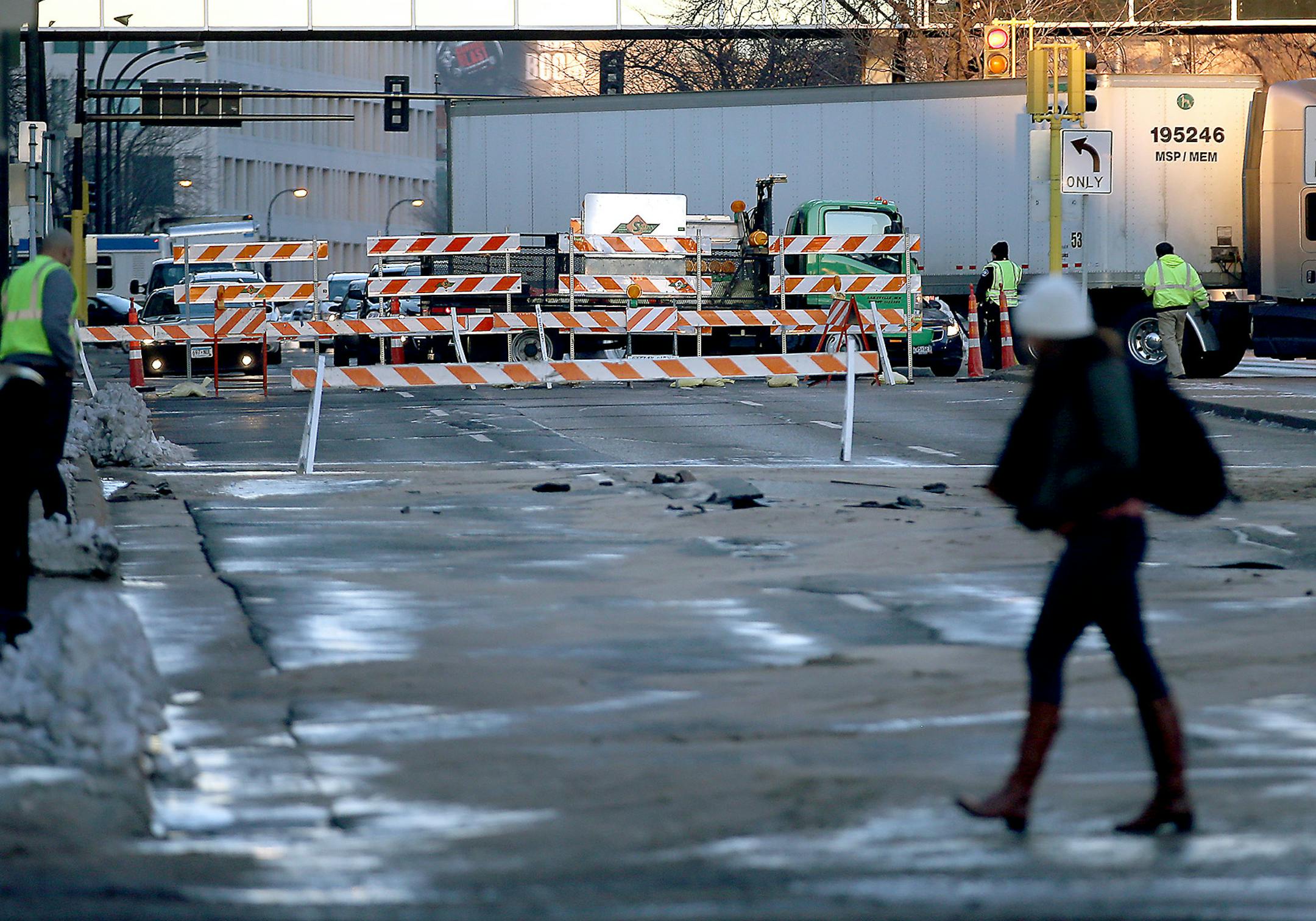 The street between S. 2nd Avenue and S. 3rd Avenue buckled after a water main break on Washington Avenue South, Friday, December 4, 2015 in downtown Minneapolis, MN. ] (ELIZABETH FLORES/STAR TRIBUNE) ELIZABETH FLORES • eflores@startribune.com