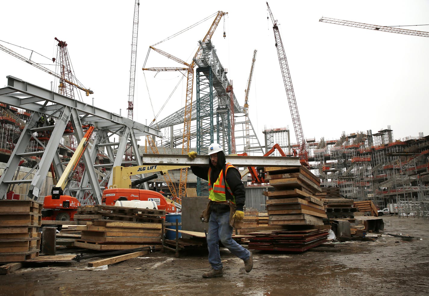 Construction continues at Vikings stadium on Friday, December 12, 2014. ] LEILA NAVIDI leila.navidi@startribune.com /