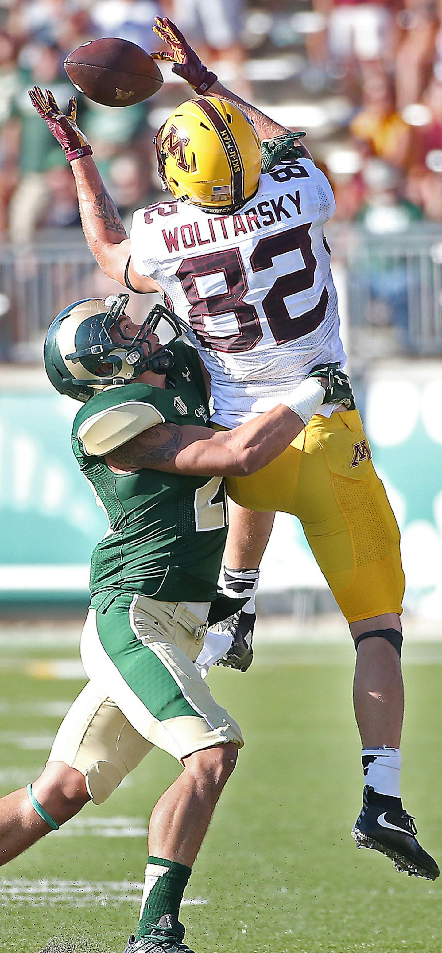 Minnesota wide receiver Drew Wolitarsky made a grab despite defensive pressure by Colorado State defensive back Nick Januska in the fourth quarter as Minnesota took on Colorado State at Sonny Lubick Field at Hughes Stadium, Saturday, September 12, 2015 in Ft. Collins, CO. ] (ELIZABETH FLORES/STAR TRIBUNE) ELIZABETH FLORES &#x2022; eflores@startribune.com