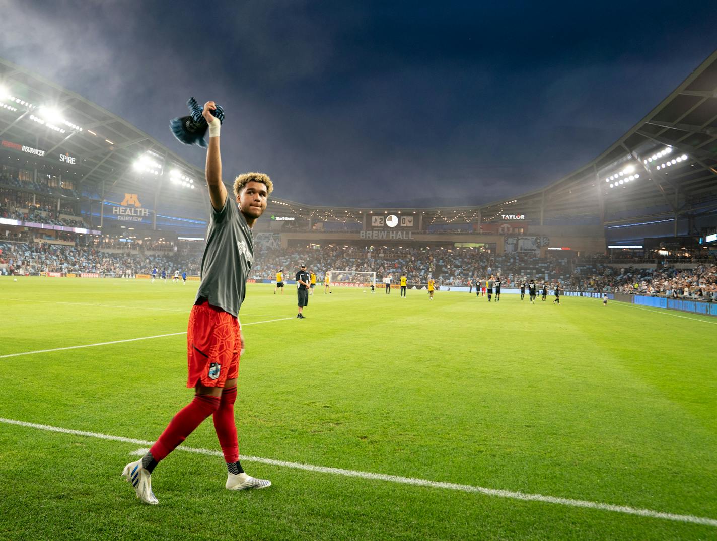 Minnesota United goalkeeper Dayne St. Clair (97) waves the crowd after winning 2 to 0 against D.C. United Saturday, July 16, 2022 at Allianz Field in St. Paul, Minn. ]