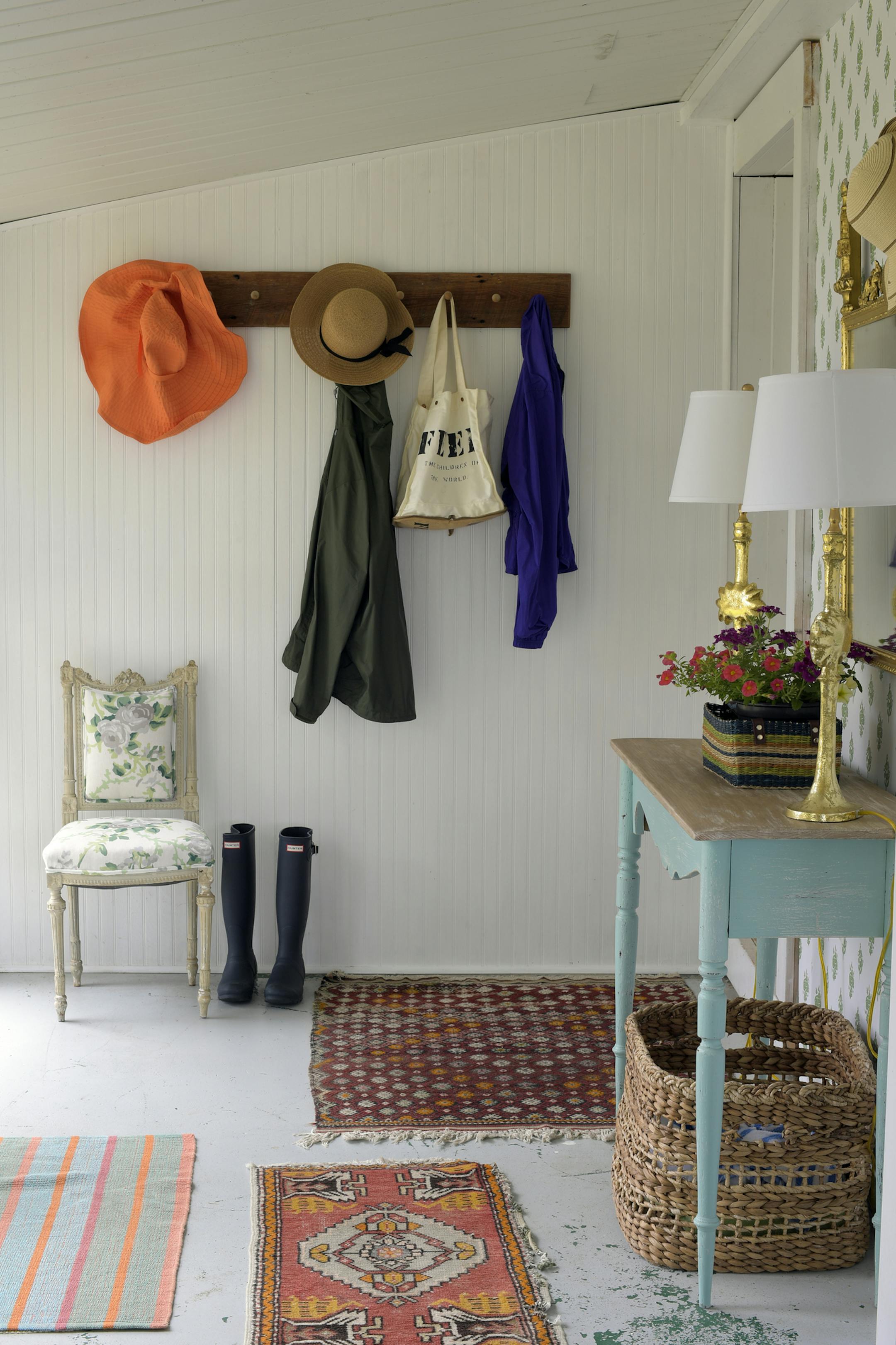 The mud room in designer Dana Gibson's weekend river house near Lancaster, Va. MUST CREDIT: Washington Post photo by John McDonnell.