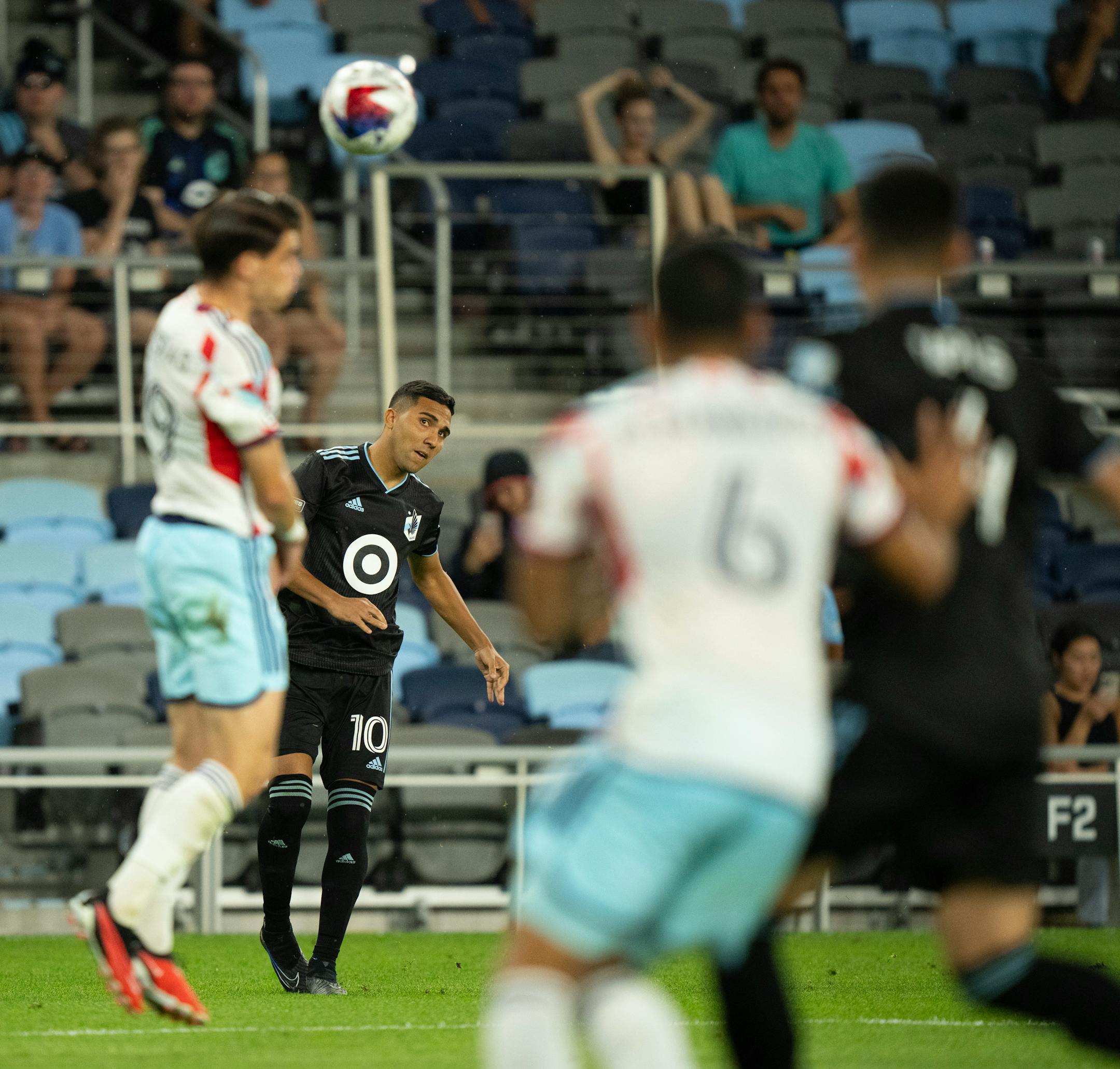 Minnesota United midfielder Emanuel Reynoso (10) follows his free kick in the second half that just missed the mark.