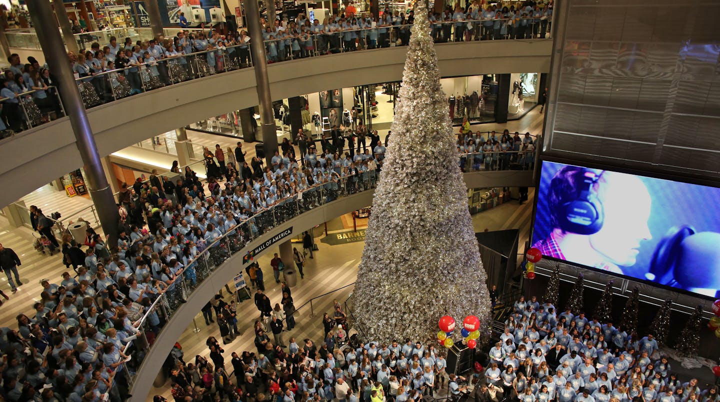 More than 3,500 people registered to participate in the largest "Clouds" Choir in honor of Zach Sobiech, a teen from Lakeland, Minn., who passed away from osteosarcoma in May this year in the rotunda at the Mall of America in Bloomington, Thursday, December 3, 2013. ] (KYNDELL HARKNESS/STAR TRIBUNE) kyndell.harkness@startribune.com ORG XMIT: MIN1312051928111514