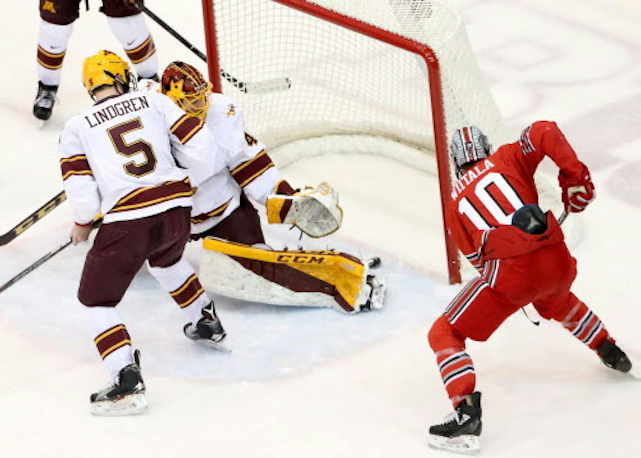 University of Minnesota goalie Mat Robson (40) watches as a shot by Ohio State University's John Wiitala (10) hangs outside the goal during the final two minutes of the game during the Gophers 2-1 win Friday, Feb. 16, 2018, at 3M Arena at Mariucci in Minneapolis, MN.]