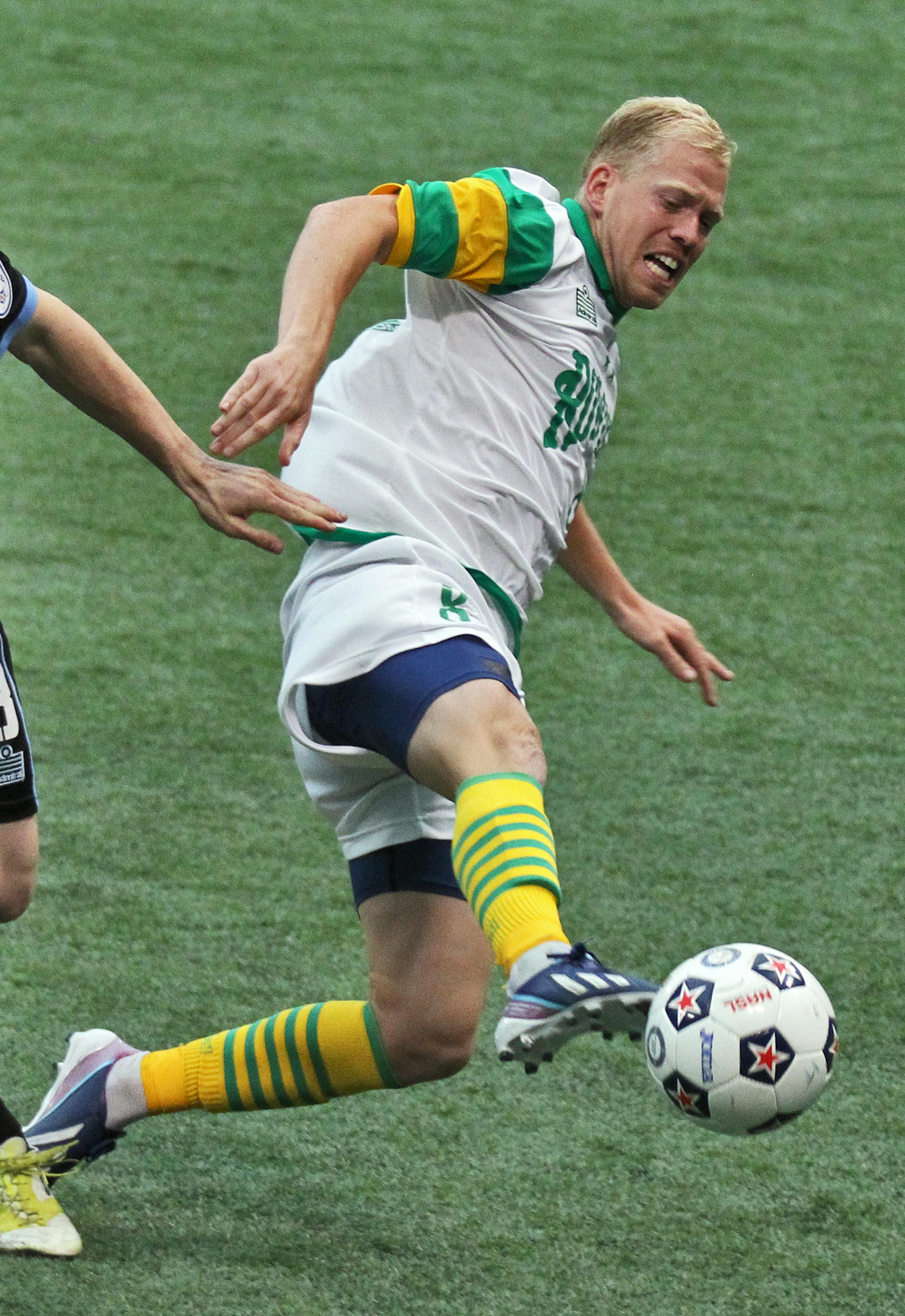 Minnesota United vs. Tampa Bay Rowdies soccer. Rowdies won 3-2. United's Michael Reed, left, and Rowdies Luke Mulholland fought for control of the soccer ball. (MARLIN LEVISON/STARTRIBUNE(mlevison@startribune.com (cq program ) ORG XMIT: MIN1305181805470569