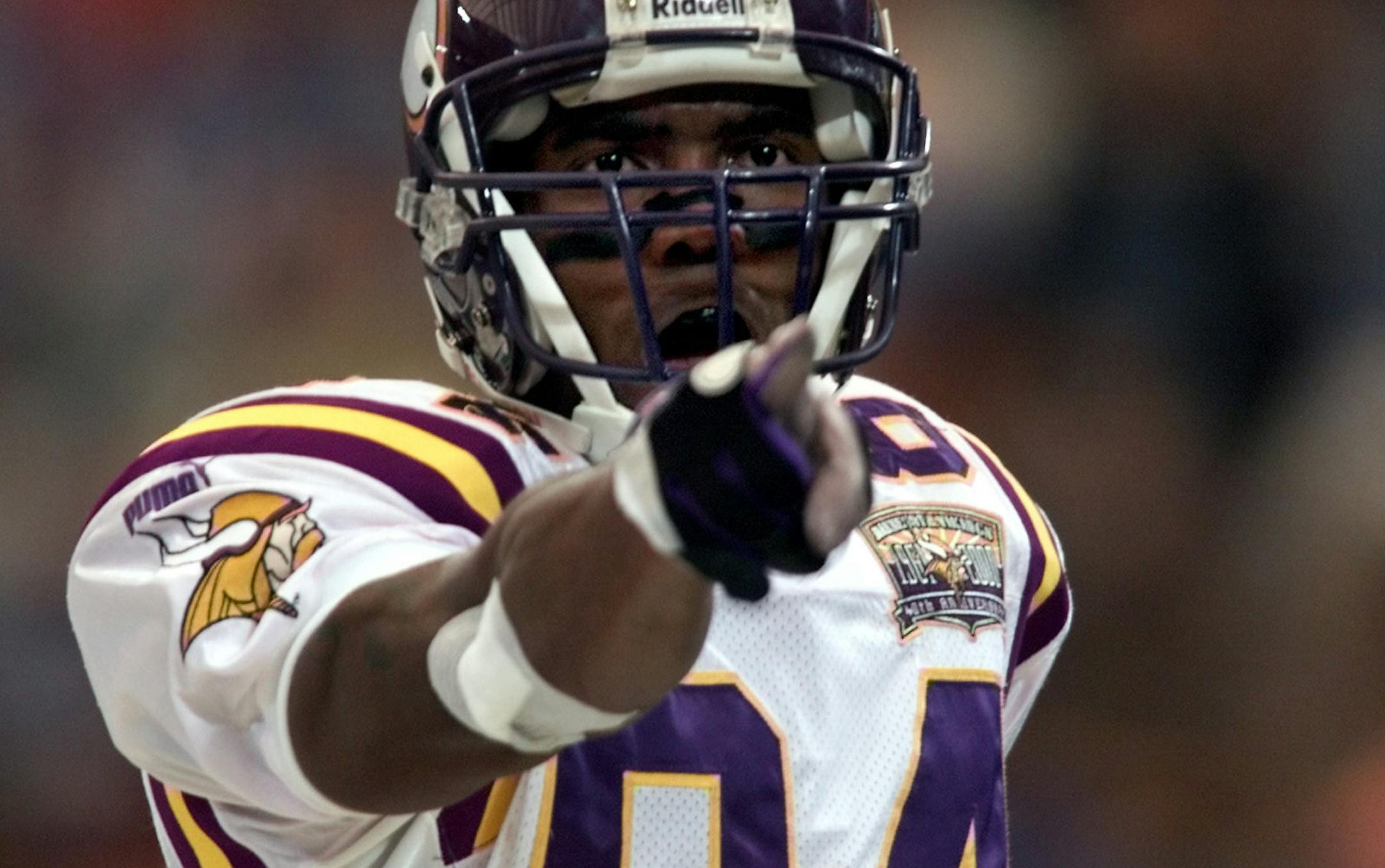GENERAL INFORMATION: 10/1/2000--Minnesota Vikings vs. Detroit Lions at the Pontiac Silverdome, Pontiac, MI. IN THIS PHOTO: Vikings Randy Moss, #84, points to the crowd after catching a 1st quarter TD pass for 61yds. ORG XMIT: MIN2015021215265079