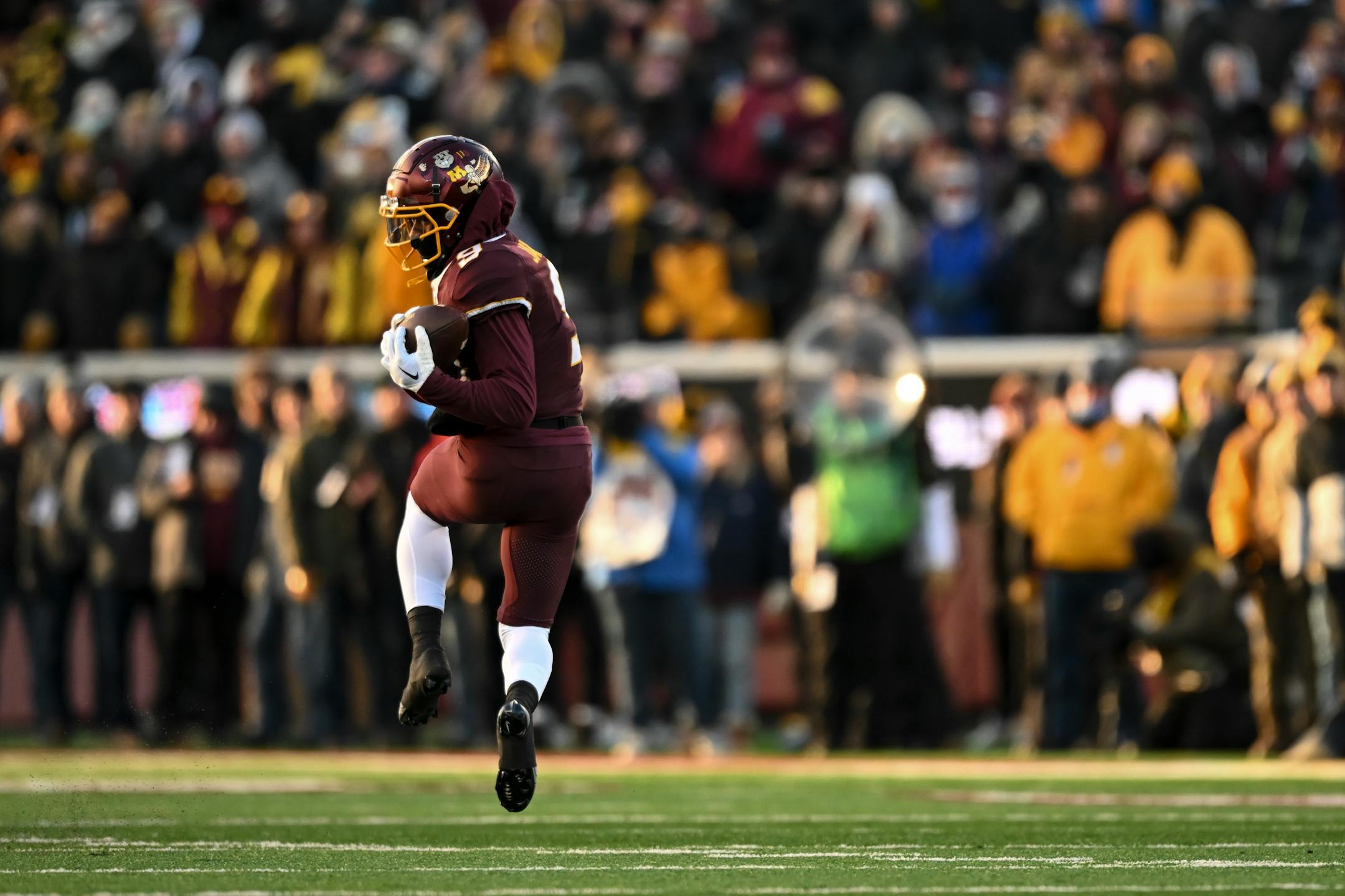 Minnesota Gophers wide receiver Daniel Jackson (9) catches a pass for a first down.