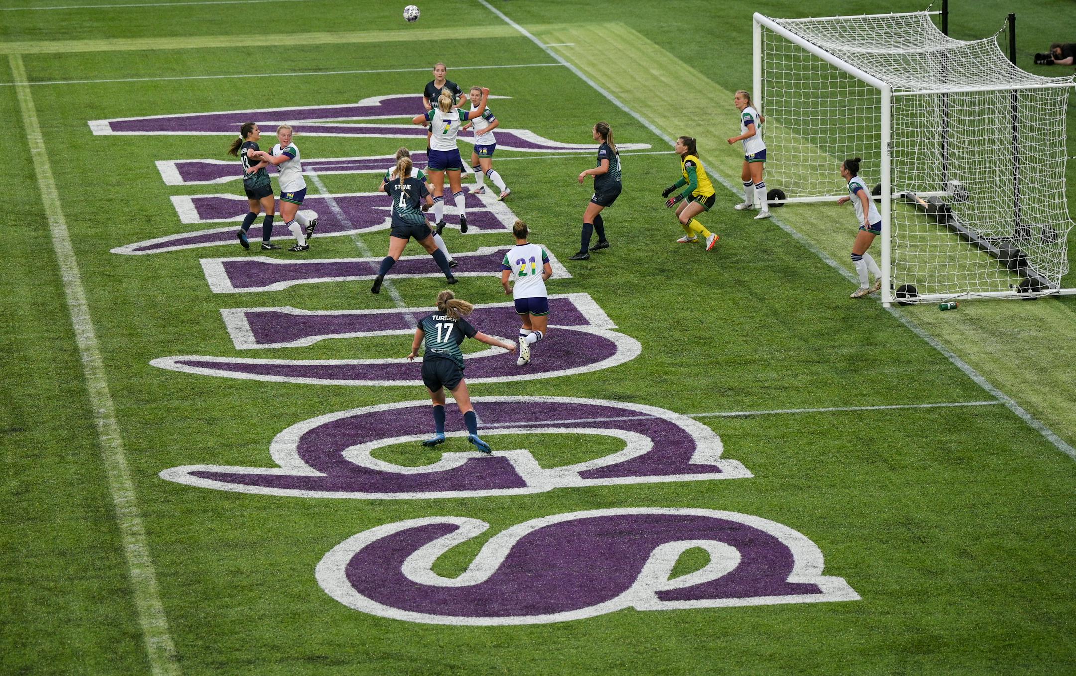Minnesota and Green Bay Players battle for a Minnesota corner kick during the second half.