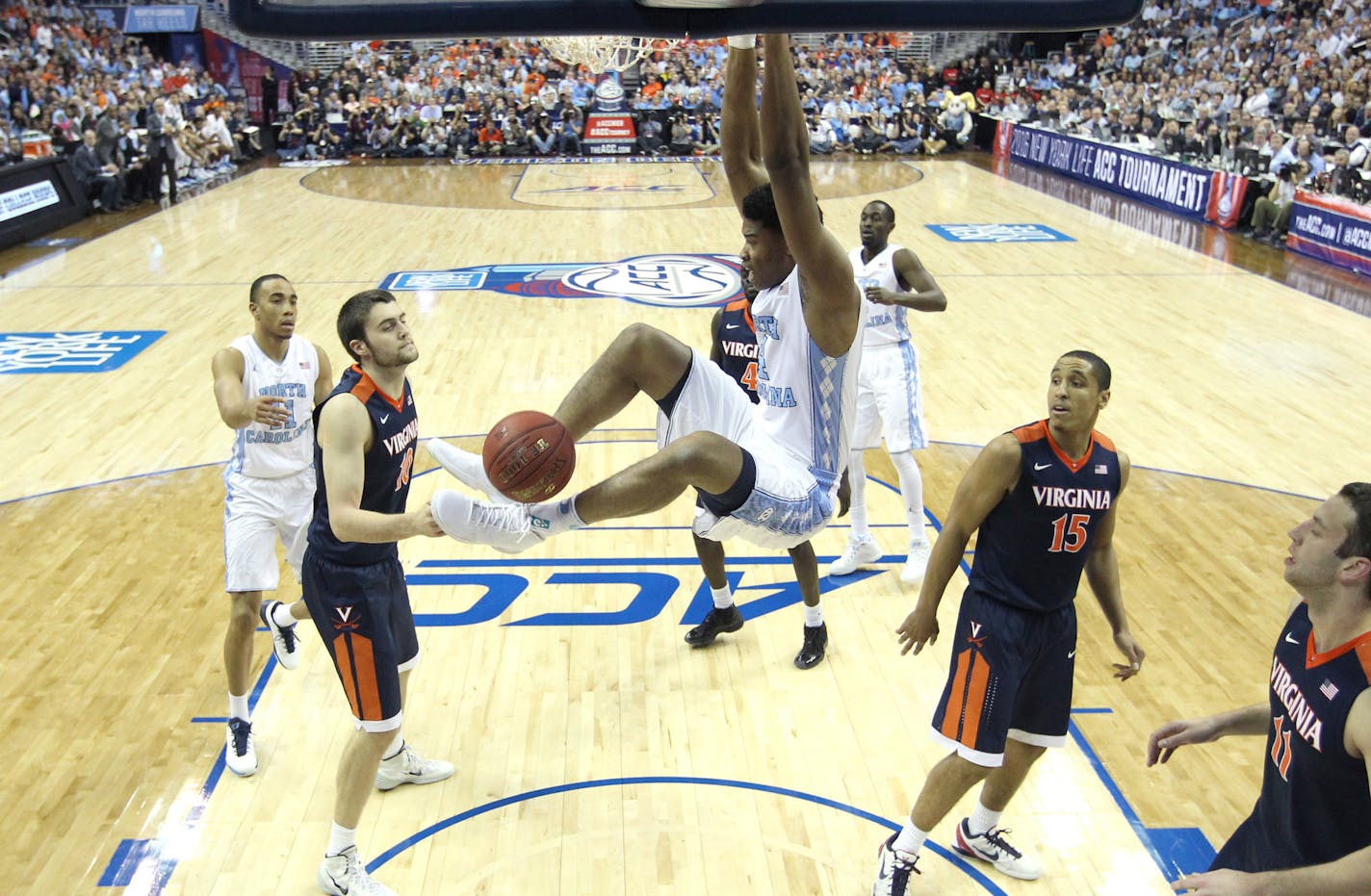 North Carolina's Isaiah Hicks (4) slams in two during the first half against Virginia in the finals of the ACC Tournament at the Verizon Center in Washington on Saturday, March 12, 2016. (Ethan Hyman/Raleigh News & Observer/TNS)