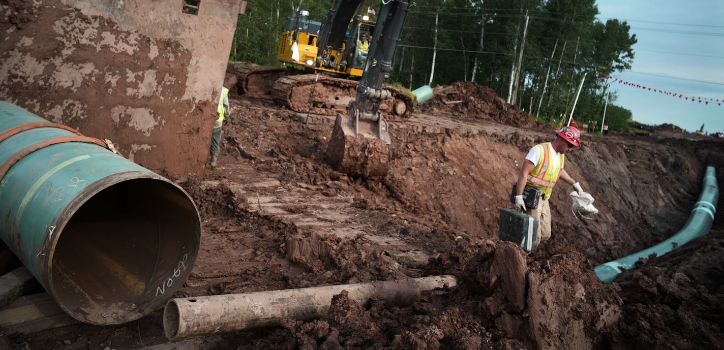 Workers make sure that each section of the replacement Line 3 that is joined passes mustard. Enbridge already has started building the 14-mile stretch of Line 3 from the Minnesota line to its terminal in Superior, Wis. (Richard Tsong-Taatarii/Minneapolis Star Tribune/TNS) ORG XMIT: 1259921