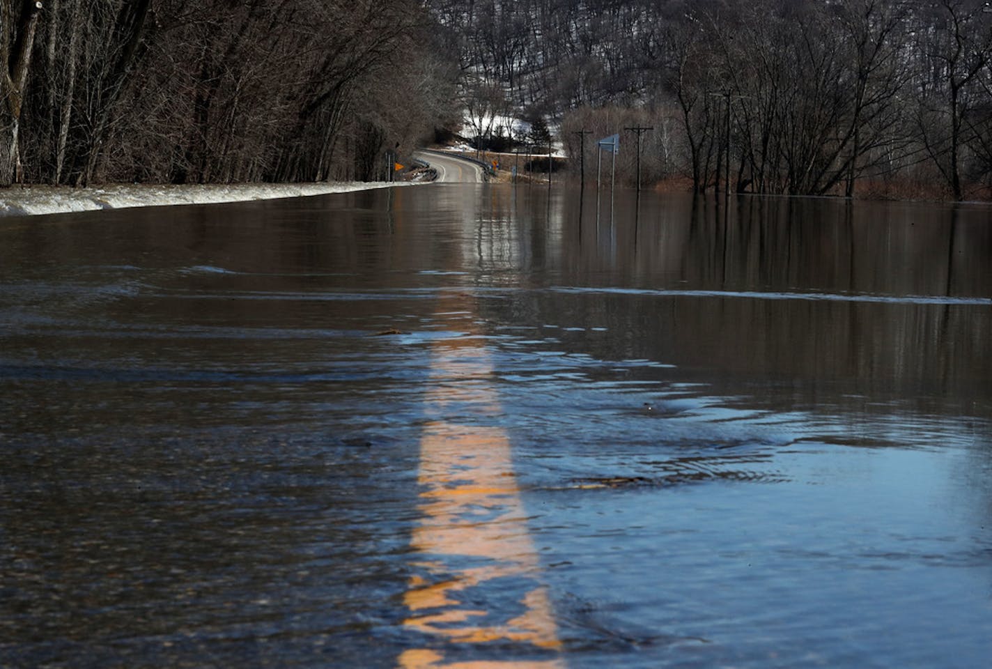 Flood waters cover Highway 19, where the Minnesota River is causing flooding and has closed down three of four highways heading into town Wednesday, March 20, 2019, in Henderson, MN.] DAVID JOLES •david.joles@startribune.com With warmer temps starting to hit and even warmer temps forecast for this weekend, the first signs of river flooding are starting to appear in southern Minnesota along the Minnesota RIver tributaries.**Ryan Swanson, cq