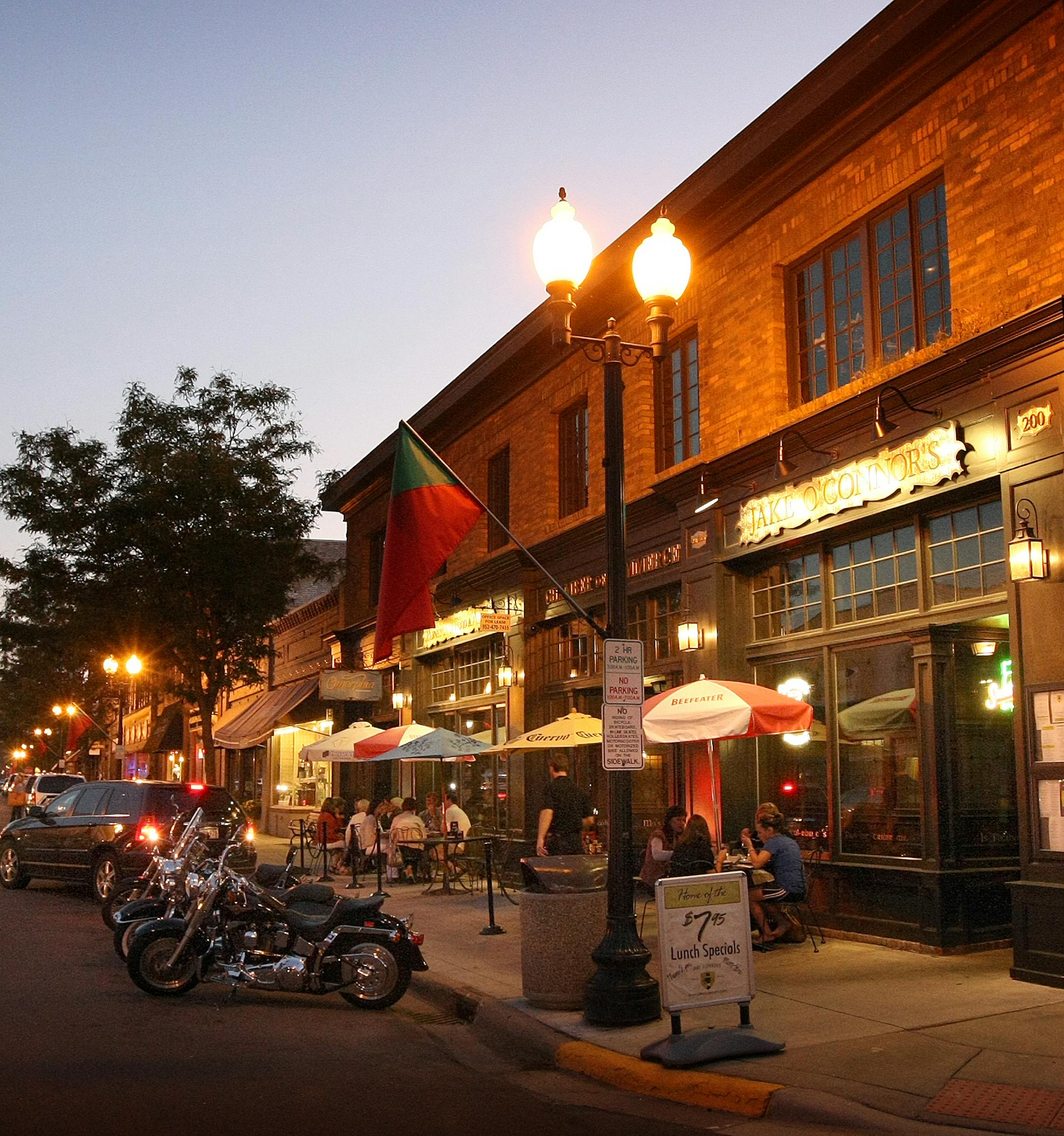 TOM WALLACE • twallace2@startribune.com Assign#20009297A Slug: mainstreet09xx Sept 2, 2009 Excelsior MN… Mainstreet USA. … MNMAINSTREET0903: The metro area’s genuine small-town downtowns might be considered suburbs by today’s standards, but they are accessible and authentic — with the homey quirks to prove it. Dogs nap near fitting rooms, store employees greet customers by name, and you can still find barbershops run by Mel, Benny, or Skipper. Trendy bou