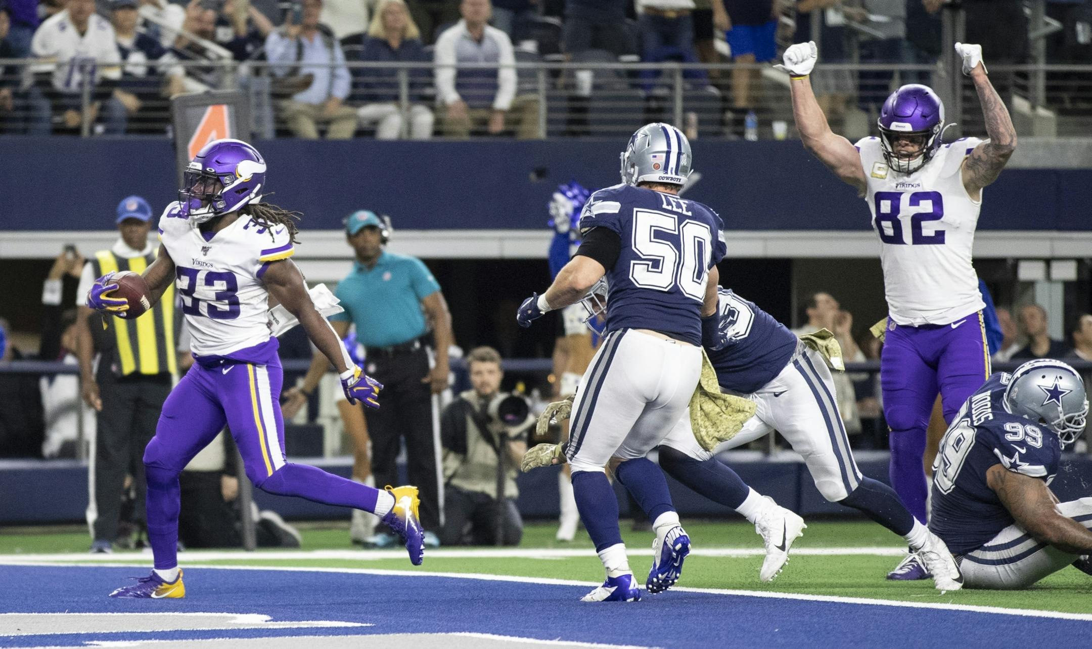Minnesota Vikings running back Dalvin Cook (33) scored a touchdown in the third quarter AT&T Stadium.
