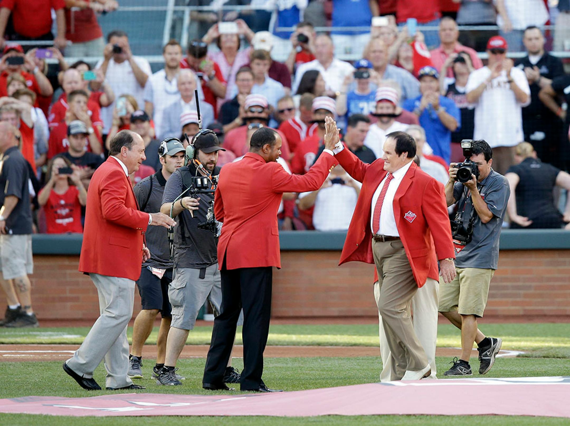 Pete Rose and Barry Larkin before the MLB All-Star baseball game, Tuesday, July 14, 2015, in Cincinnati.