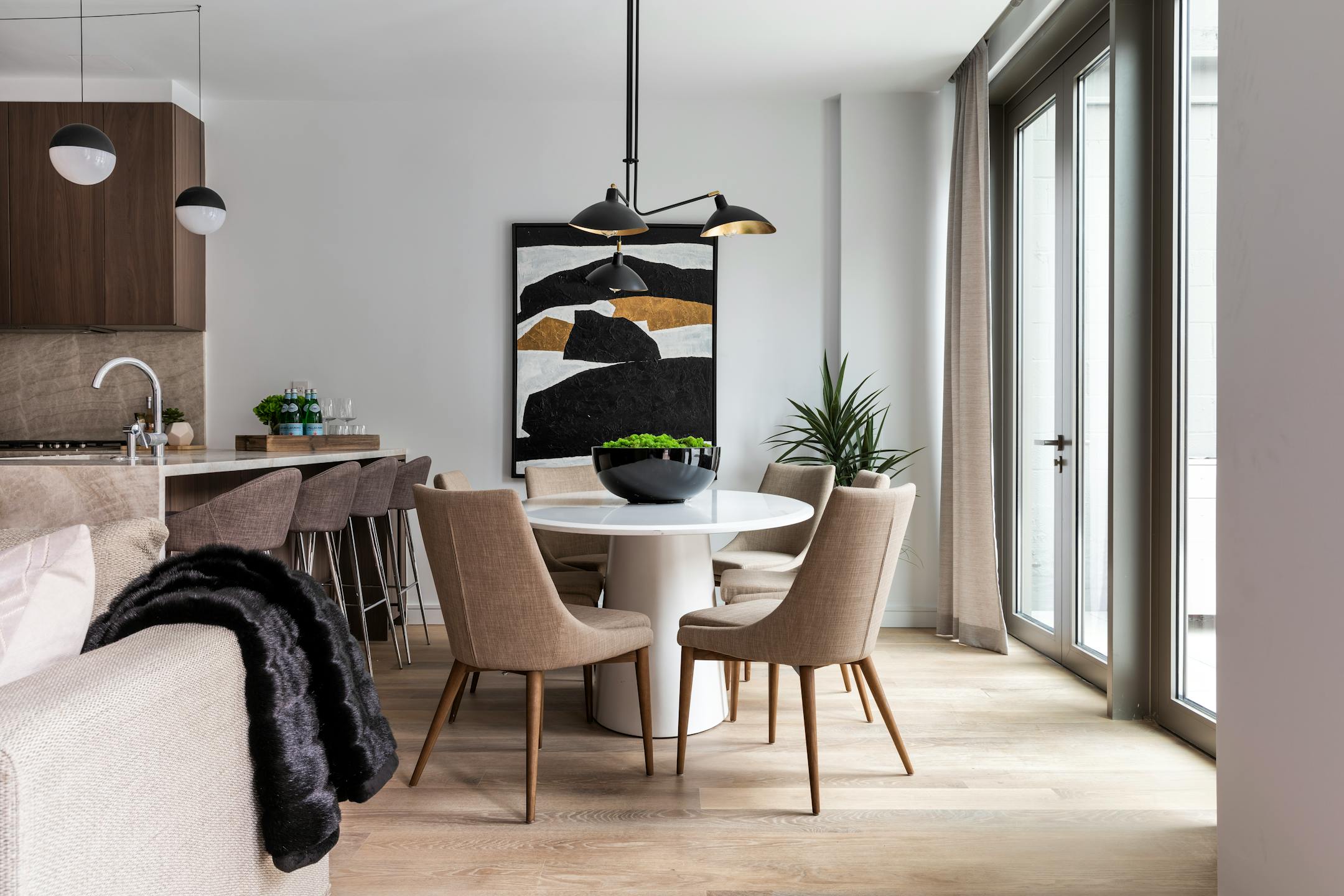 A new ceiling pendant adds a dramatic focal point to this dining space. (Cathy Hobbs/TNS) ORG XMIT: 5070476W
