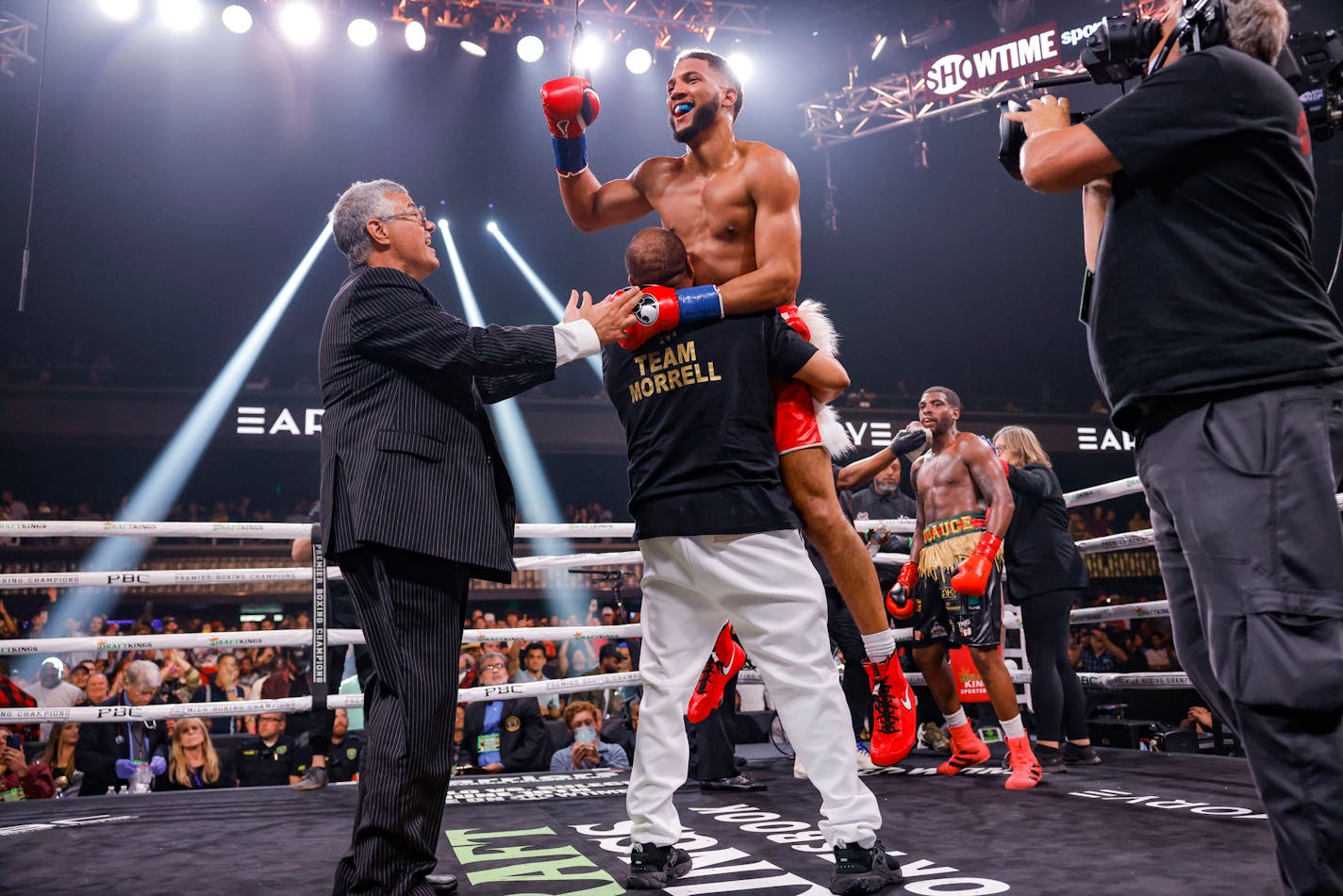 CORRECTS TO DAVID David Morrell Jr. celebrated his fourth-round knockout of Kalvin Henderson on Saturday, June 4, 2022 at the Minneapolis Armory. Morrell improved to 7-0. (Esther Lin/Showtime) ORG XMIT: Fulton vs Roman