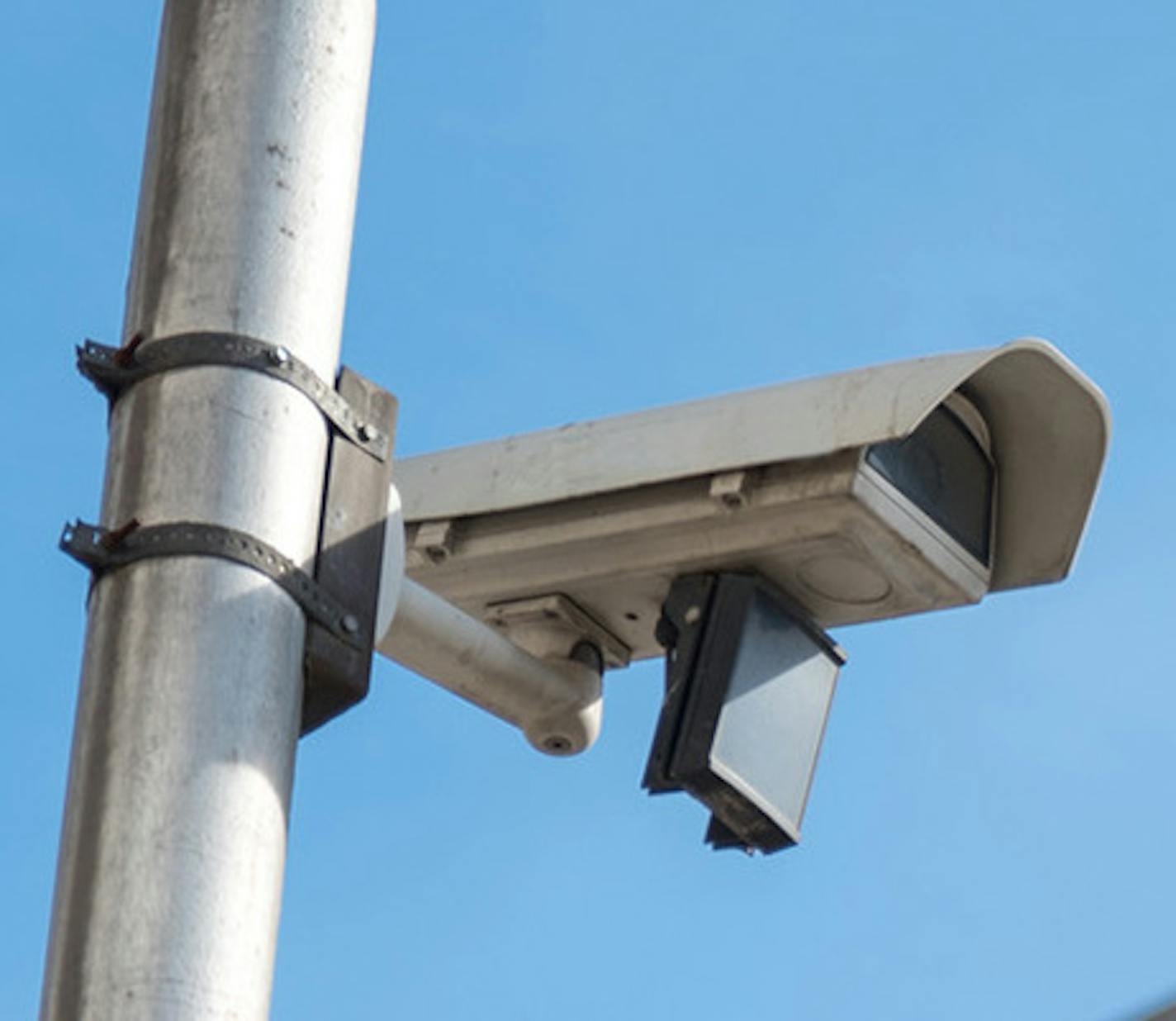 A surveillance camera system attached to a light pole. The Oakland, Calif., City Council voted to prohibit the use of facial recognition technology by the city's police department. (Srdjan Randjelovic/Dreamstime/TNS) ORG XMIT: 1363993