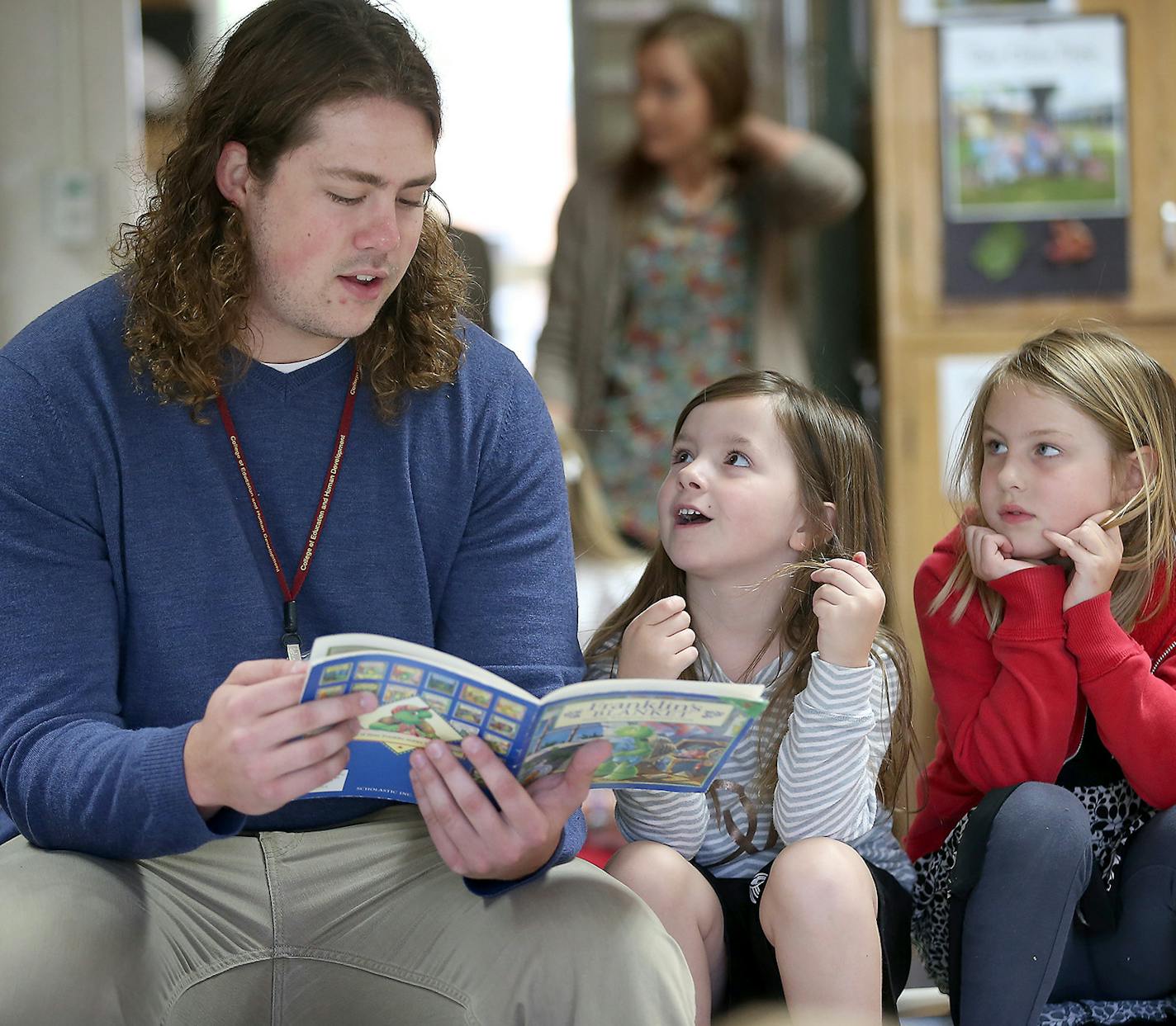 Gophers offensive tackle Jonah Pirsig read to Katia Rush, left, and Nora Siemers at Highlands Elementary, Tuesday, May 5, 2015 in Edina, MN. It is part of his education curriculum. ] (ELIZABETH FLORES/STAR TRIBUNE) ELIZABETH FLORES &#x2022; eflores@startribune.com