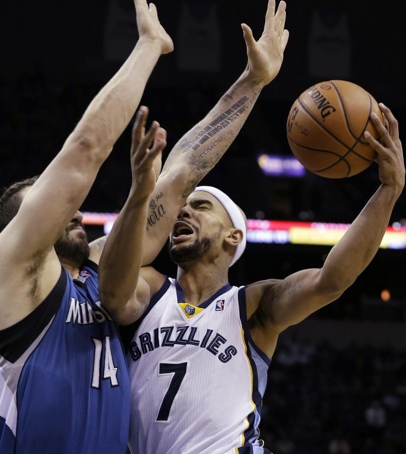 Memphis Grizzlies' Jerryd Bayless (7) is found by Minnesota Timberwolves' Nikola Pekovic (14), of Montenegro, in the second half of an NBA basketball game in Memphis, Tenn., Sunday, Dec. 15, 2013. The Timberwolves defeated the Grizzlies 101-93 (AP Photo/Danny Johnston)