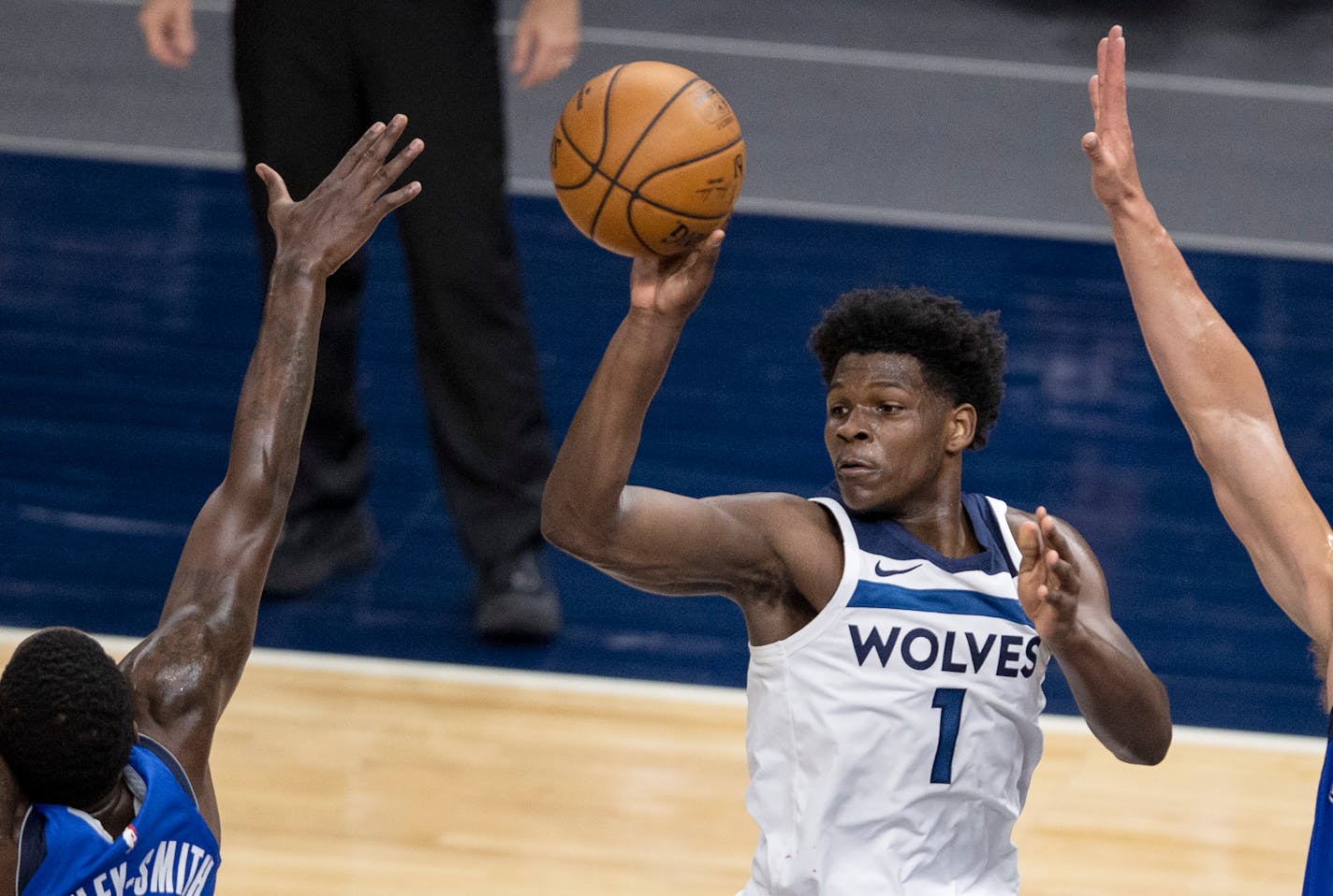 Anthony Edwards (1) of the Minnesota Timberwolves passed the ball in the third quarter.