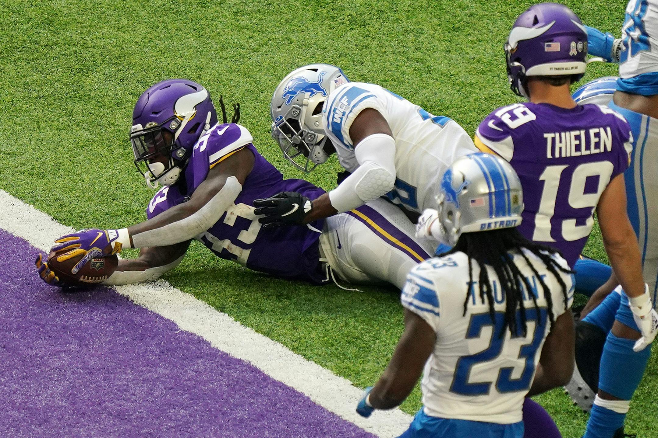 Minnesota Vikings running back Dalvin Cook (33) dove into the end zone for a touchdown in the first quarter.