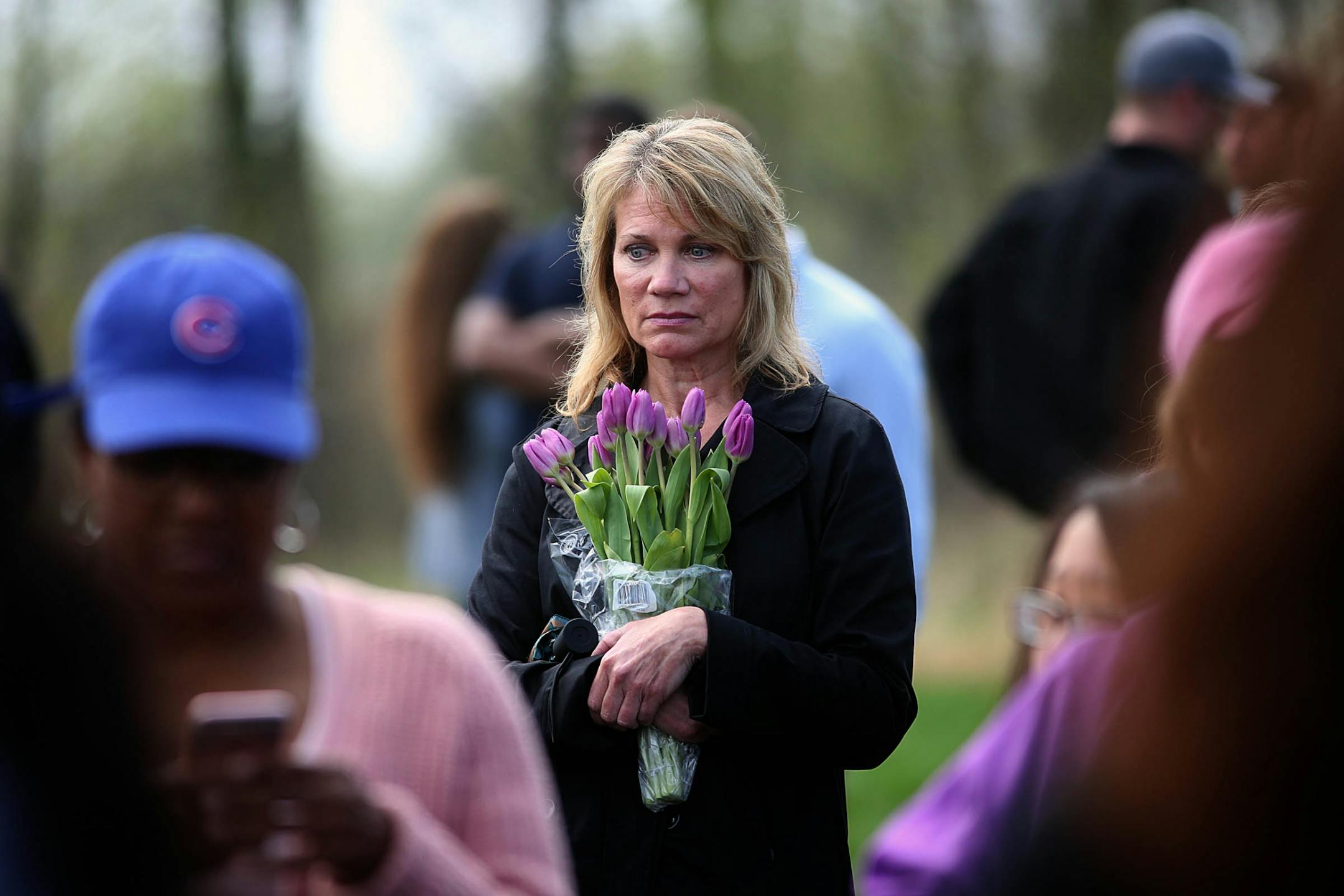 Lynette Nelson held a bouquet.