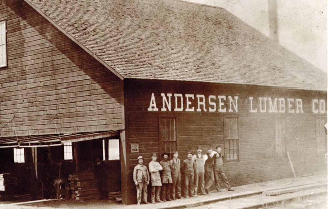 The staff of Andersen Lumber Co. stands outside its Hudson, Wisconsin facility in 1905. Hans Andersen is standing inside the building.