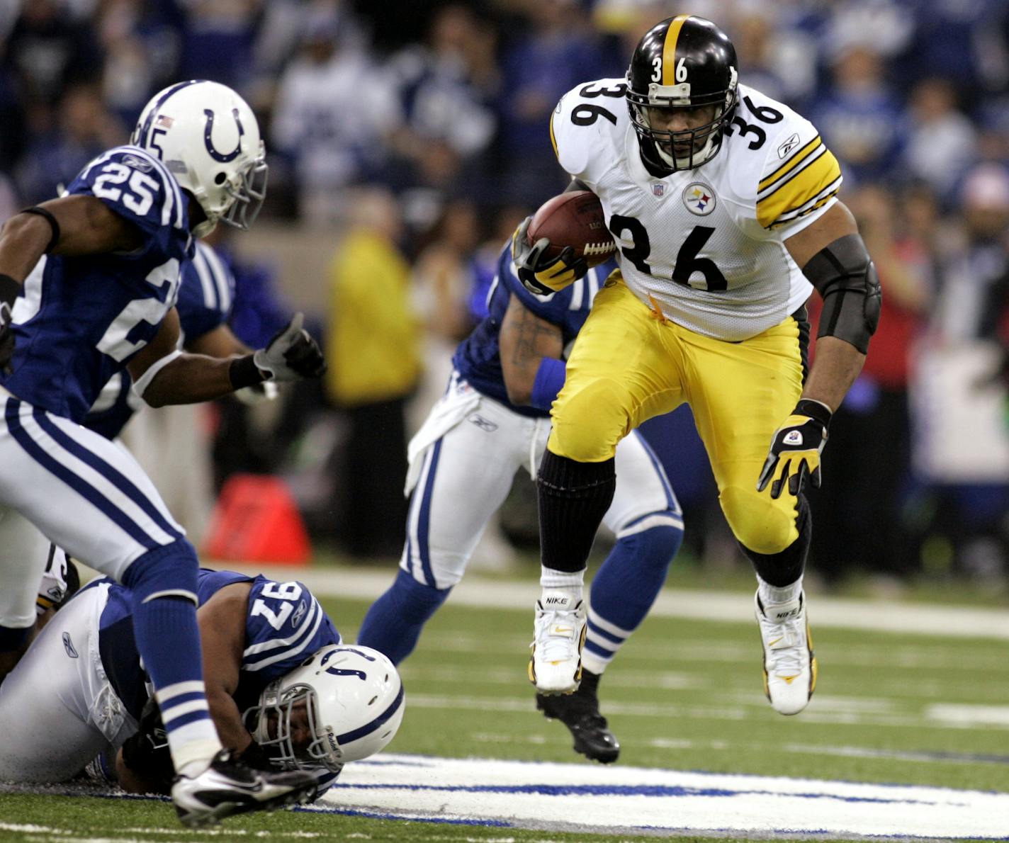 Pittsburgh Steelers running back Jerome Bettis carries the ball during their NFL divisional playoff football game against the Indianapolis Colts, Sunday, Jan. 15, 2006, in Indianapolis. The Steelers take on the Seattle Seahawks in Super Bowl XL on Sunday, Feb. 5, 2006 in Detroit. (AP Photo/Darron Cummings) ORG XMIT: NY211