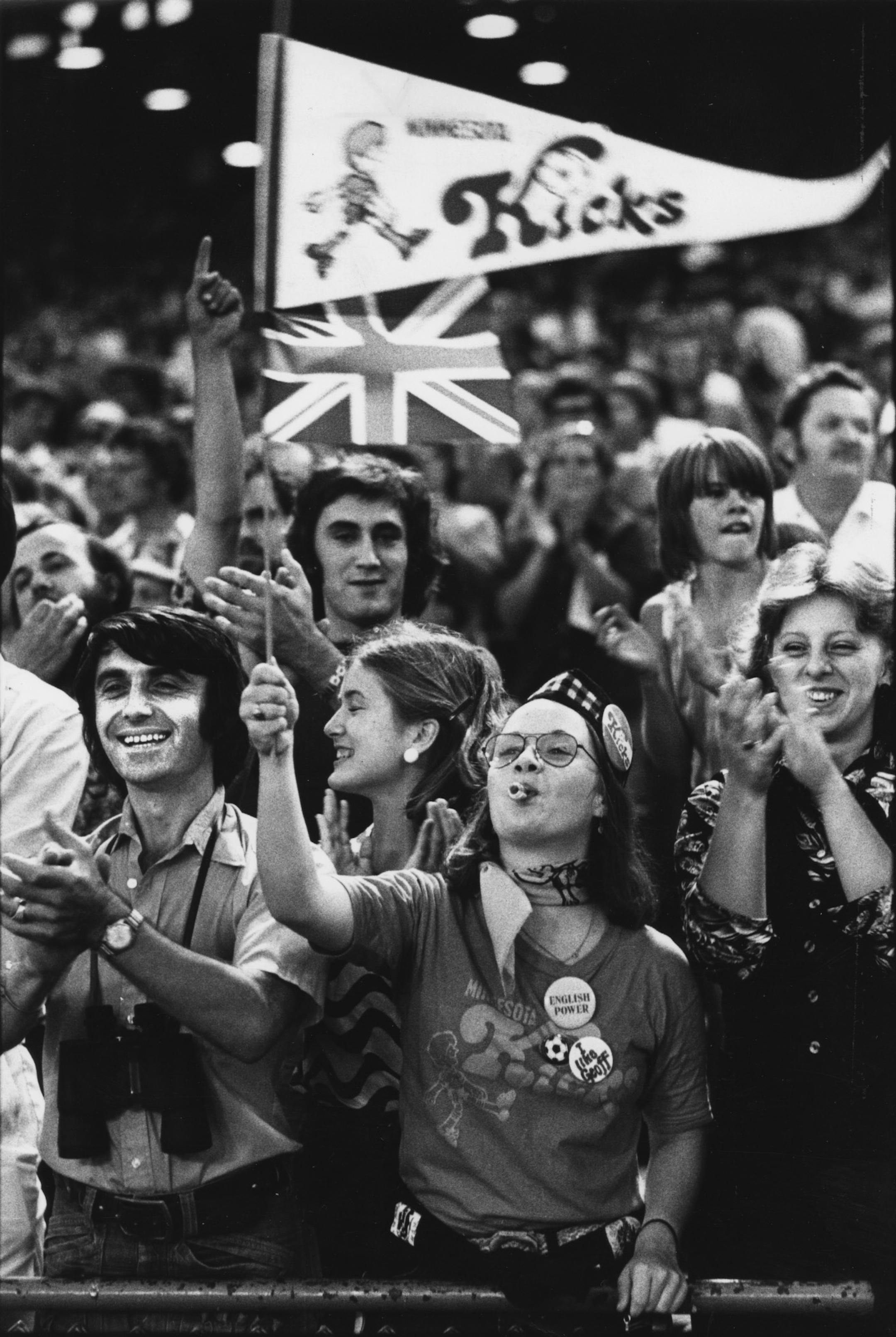 Minnesota kicks fans ORG XMIT: MIN2016050821502752