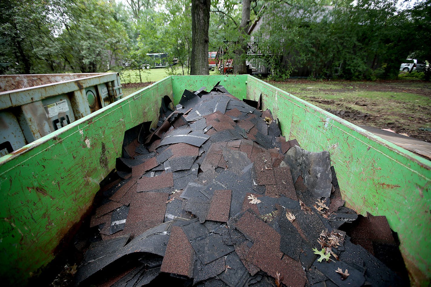 Members of the Better Futures Minnesota program worked on a building deconstruction in Shoreview, MN, Wednessday, September 10, 2014. The process aims to divert trashed materials from the landfill. ] (ELIZABETH FLORES/STAR TRIBUNE) ELIZABETH FLORES &#x2022; eflores@startribune.com