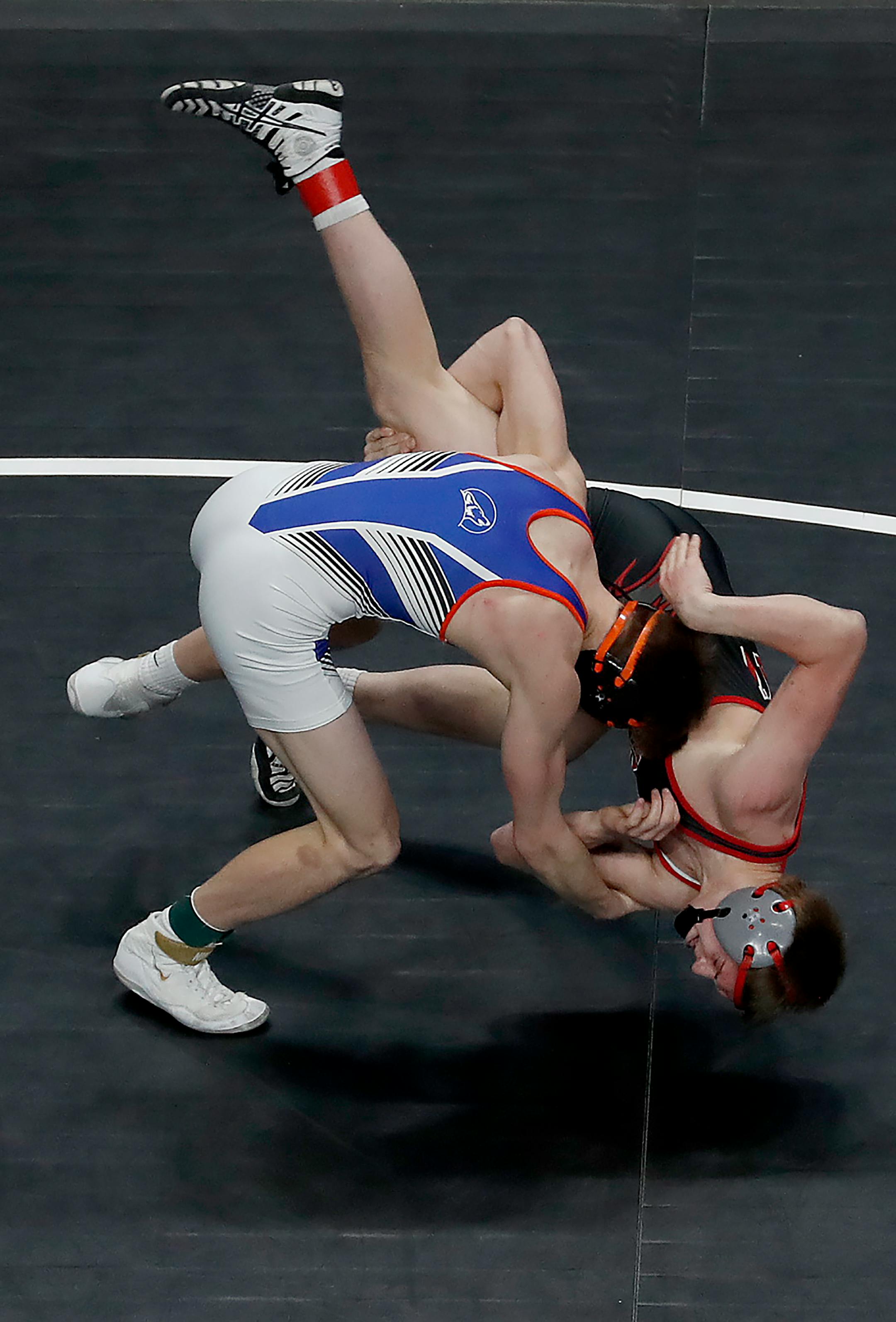 Mason Gode of Long Prairie/Grey Eagle-Browerville defeated Bray Olson of Kenyon-Wanamingo in the 132-pound class at the 2019 state meet. Gode and his brother, Landon,will be both competing this week. Photo: Carlos Gonzalez, Star Tribune ] CARLOS GONZALEZ • cgonzalez@startribune.com – St. Paul, MN – February 28, 2019, Xcel Energy Center, Minnesota High School / Prep wrestling team championships
