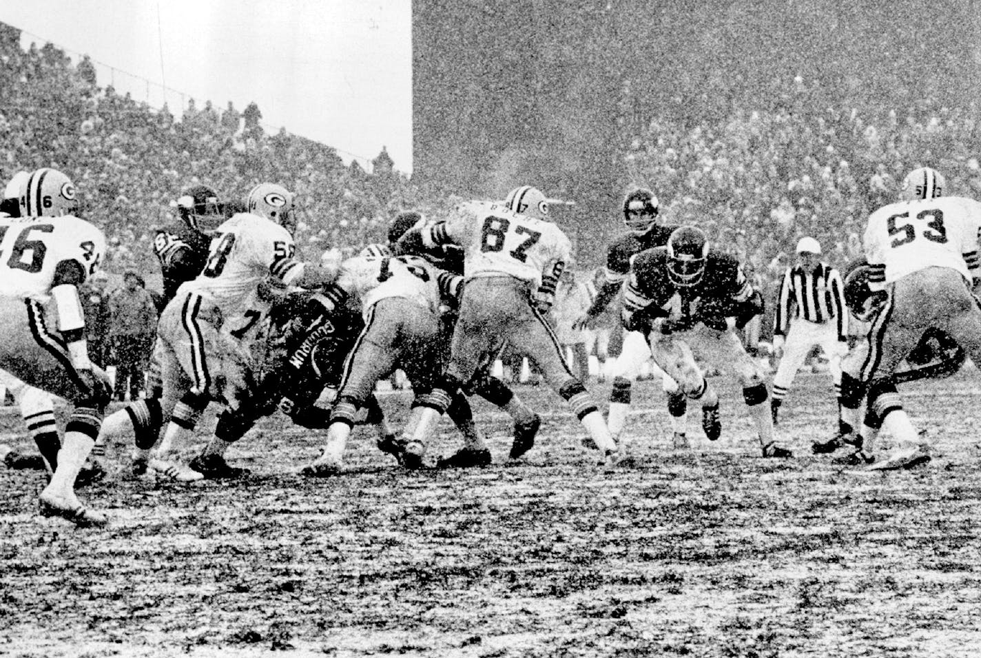 December 6, 1976 Chuck Foreman, second from right, buildozed through a hole Sunday amid the snow at Metropolitan Stadium. September 13, 1981 Scenes like this - Chuck Foreman racing through the Packers and the snow at Metropolitan Stadium on December 5, 1976- will not be repeated after the Vikings move into the Metrodome next season. December 5, 1976 John Croft, Minneapolis Star Tribune ORG XMIT: MIN2014090416181999