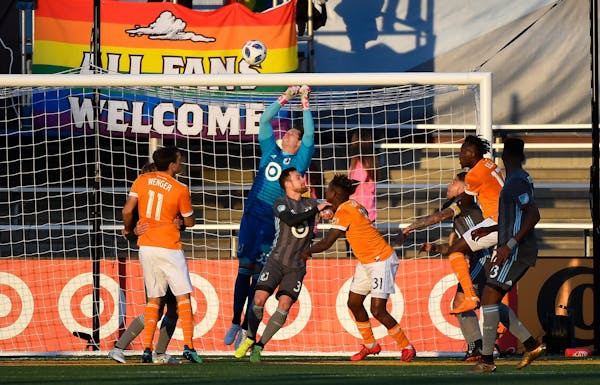 Minnesota United goalkeeper Bobby Shuttleworth (33) made a save off a corner kick in the first half Saturday against the Houston Dynamo. ] AARON LAVIN